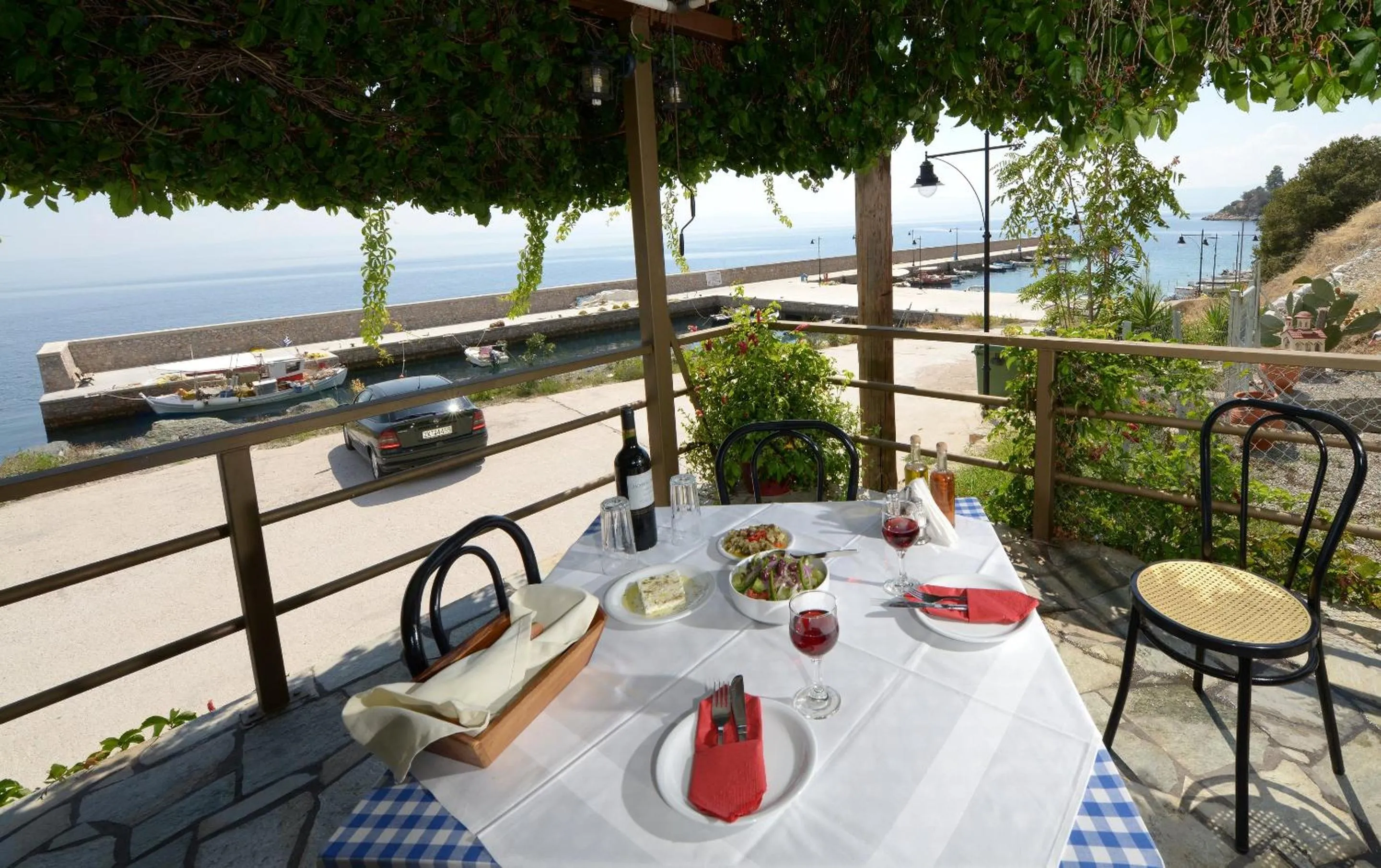 Restaurant/places to eat in Pharos Rooms