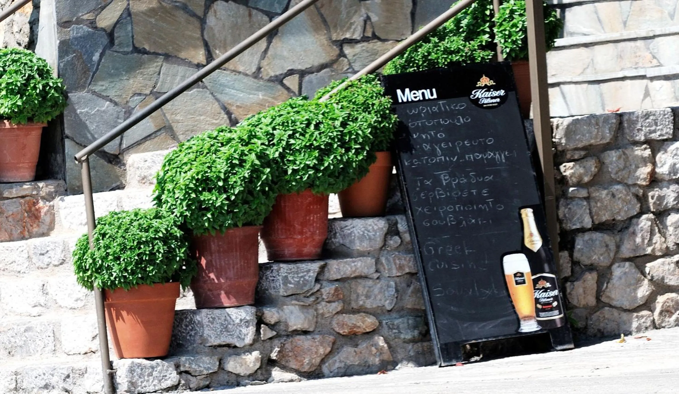 Restaurant/places to eat in Pharos Rooms