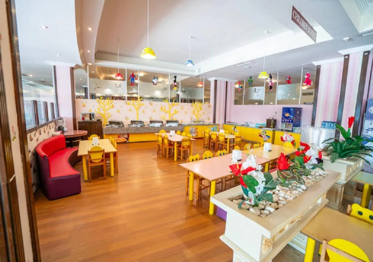 Restaurant/places to eat in Armas Pemar Beach