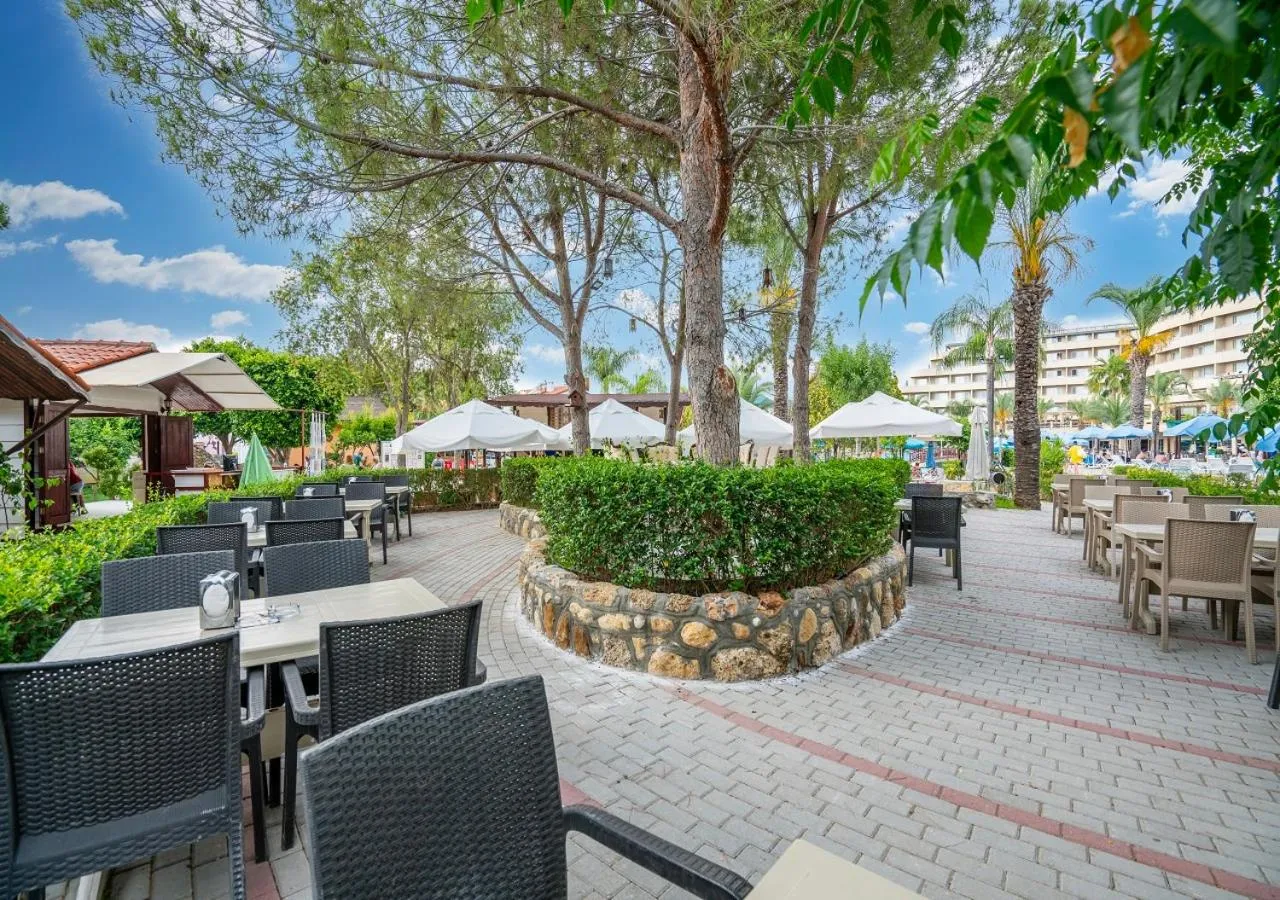 Restaurant/places to eat in Armas Pemar Beach