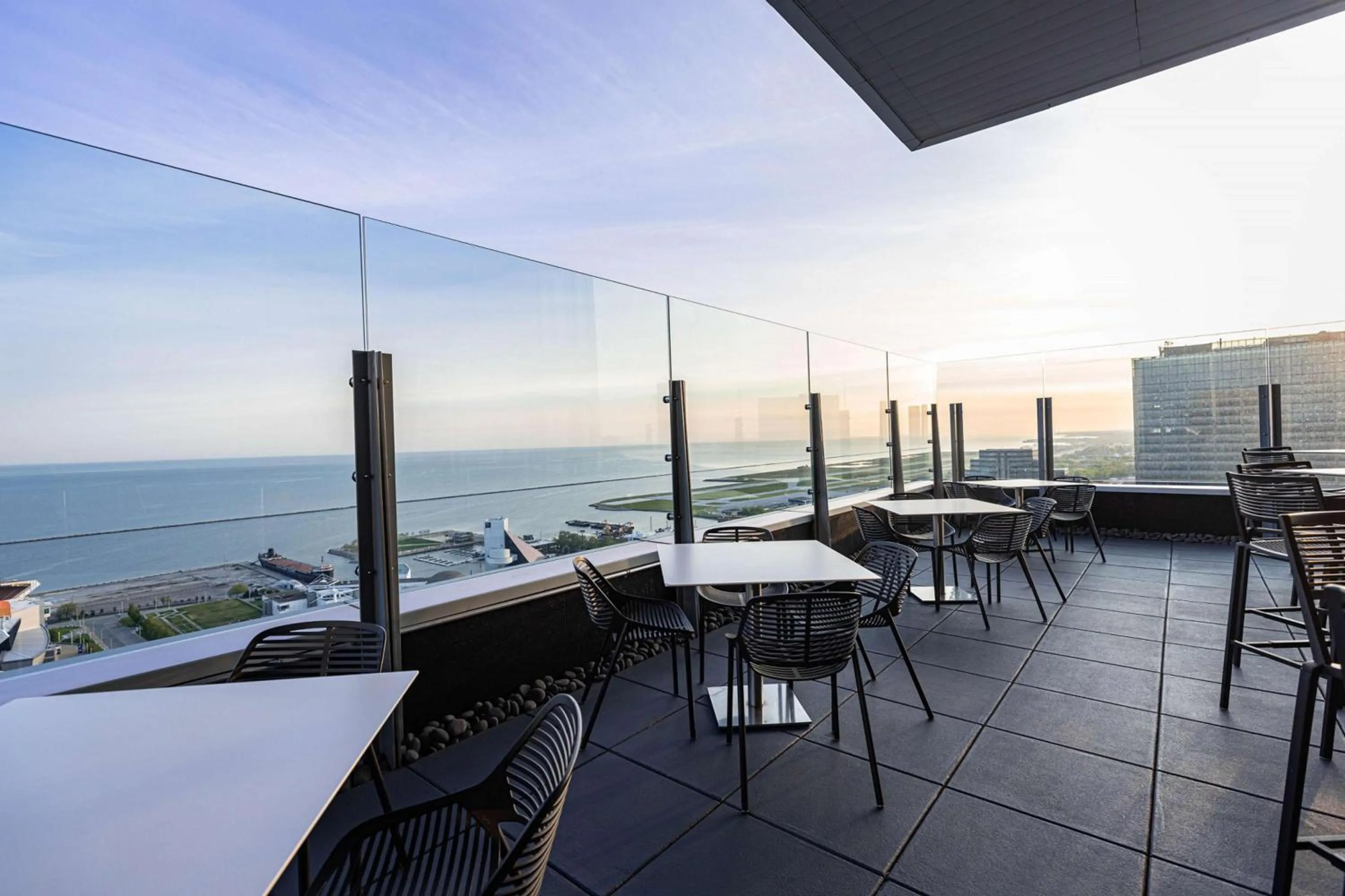 Lounge or bar in Hilton Cleveland Downtown