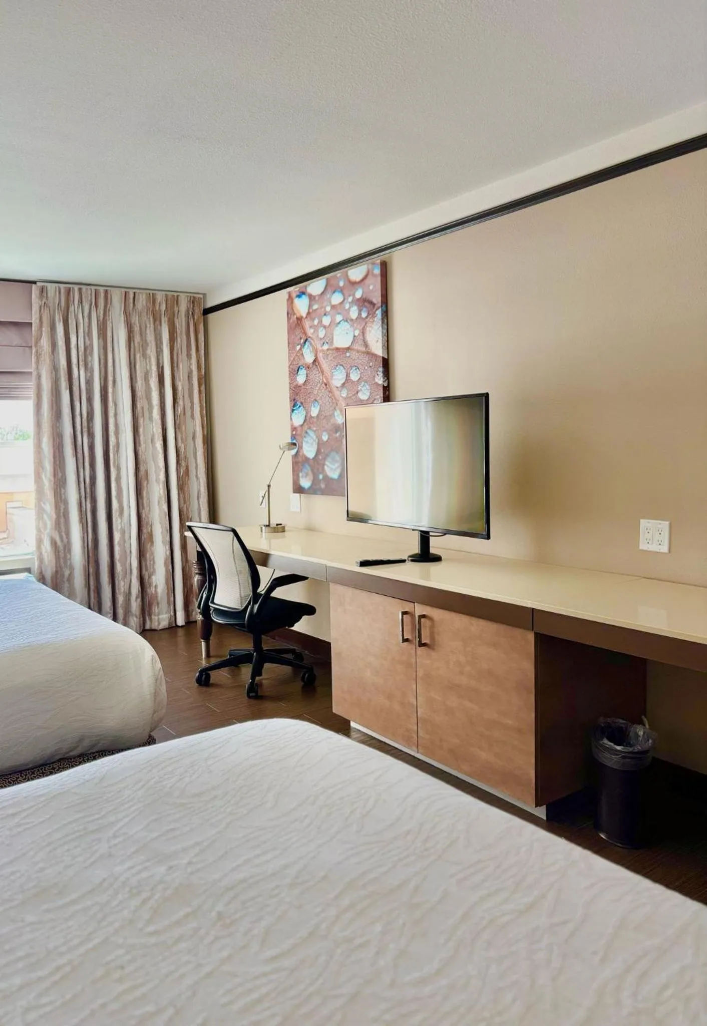 Bed in Kozy Hotel Houston North