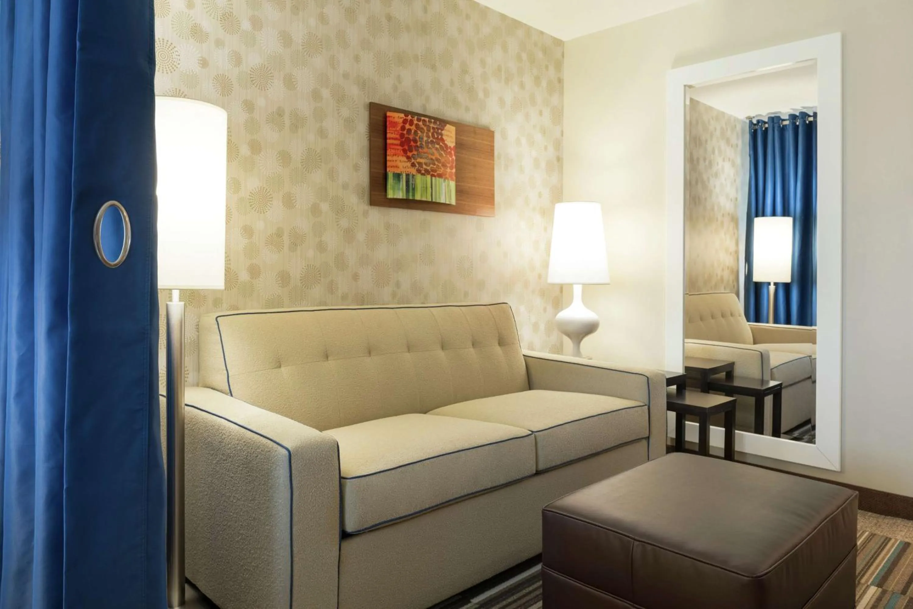 Living room in Home2 Suites by Hilton Milwaukee Airport