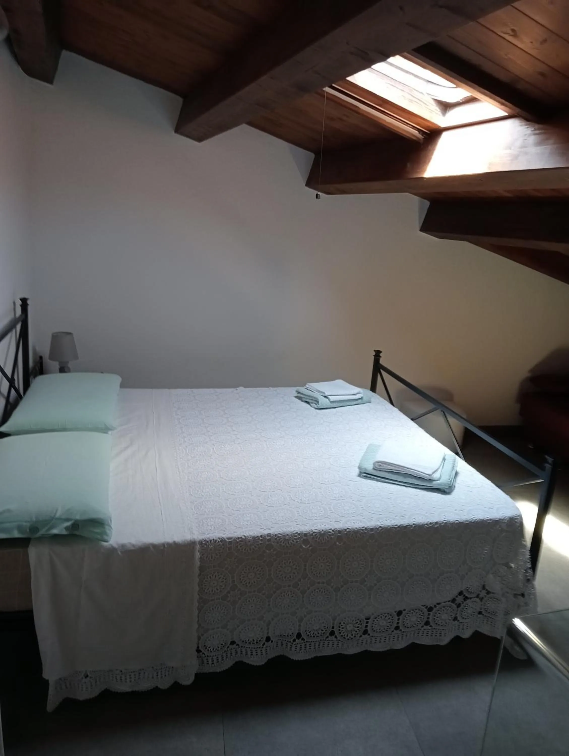 Bed in San Nicolò Holiday Home