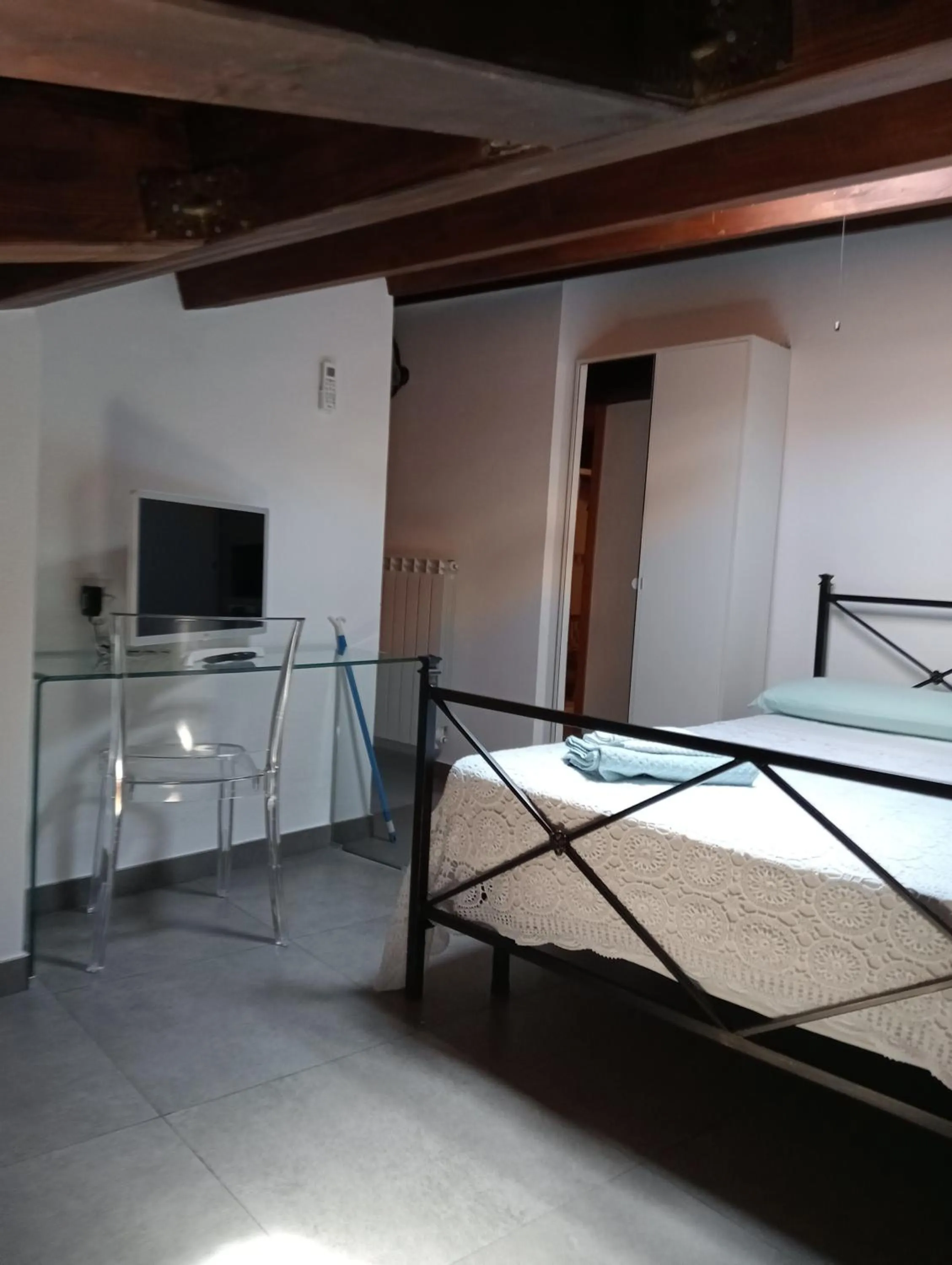 Bed in San Nicolò Holiday Home