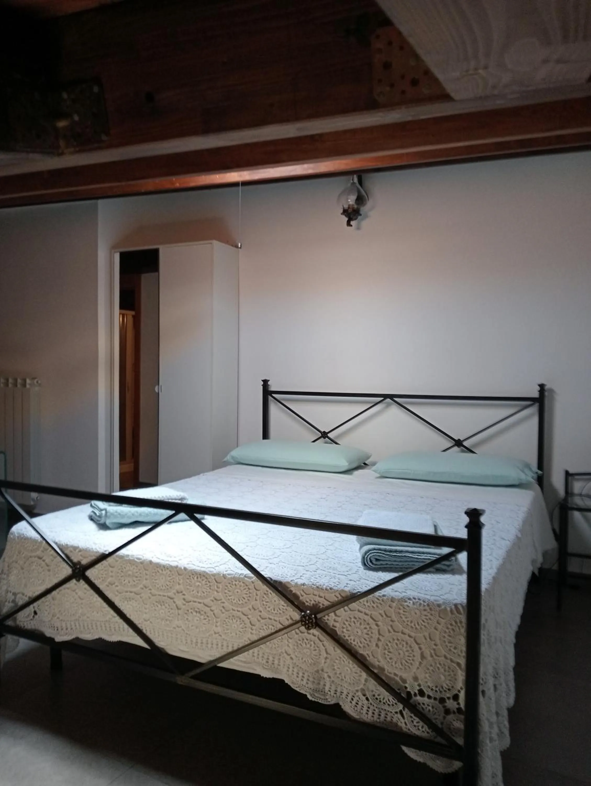 Bed in San Nicolò Holiday Home
