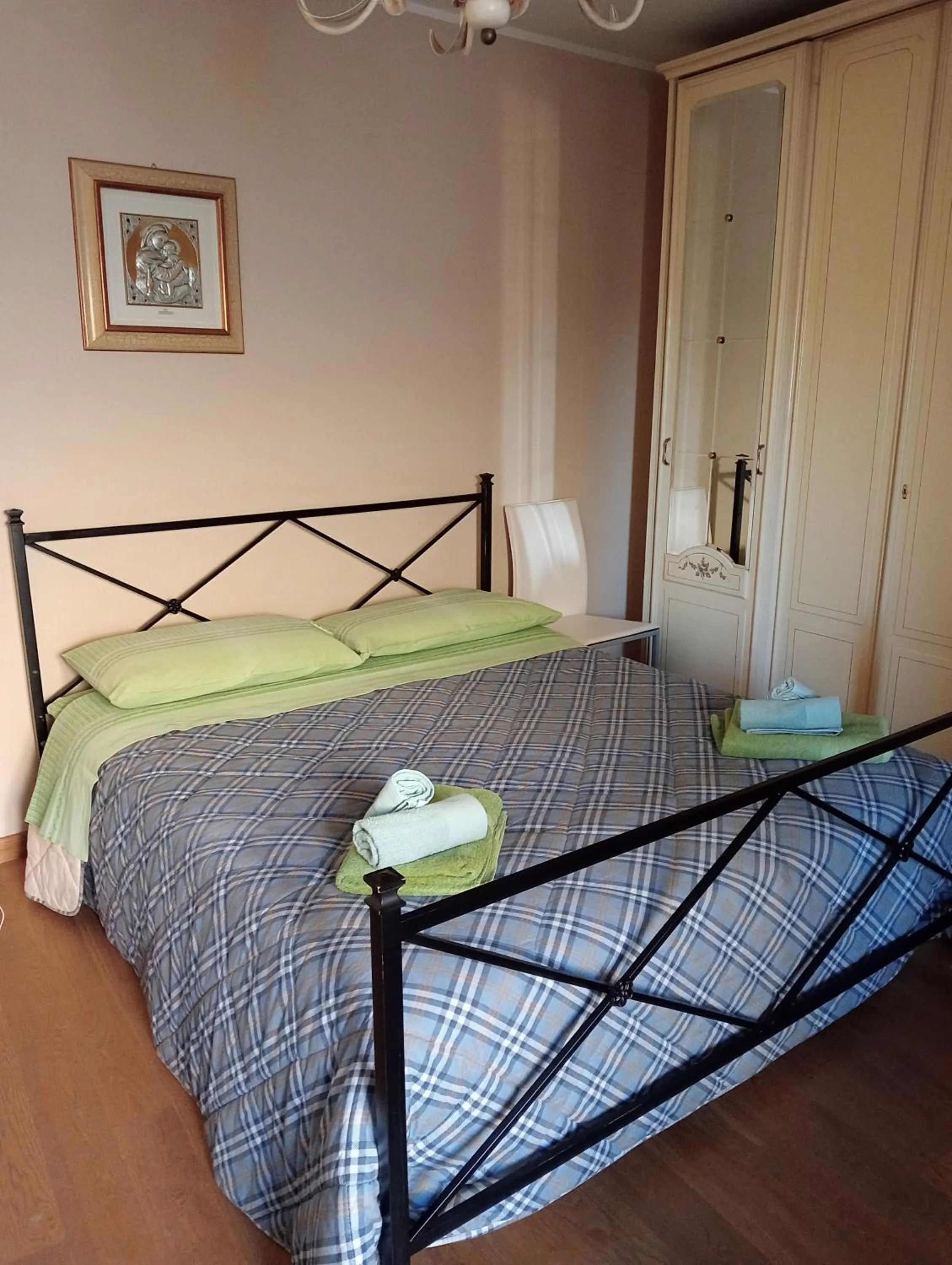 Bed in San Nicolò Holiday Home