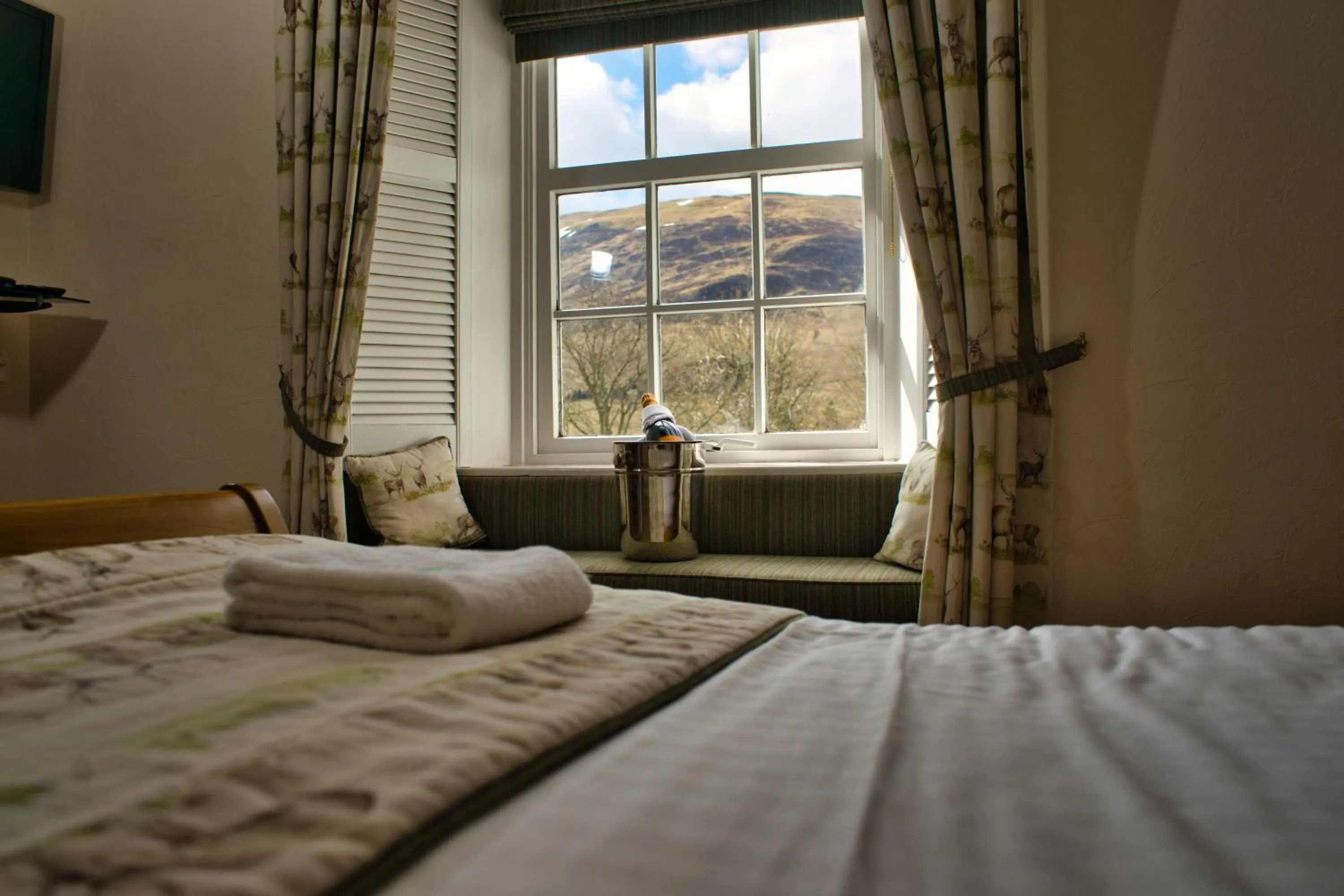 Mountain view, Bed in Glen Clova Hotel & Luxury Lodges