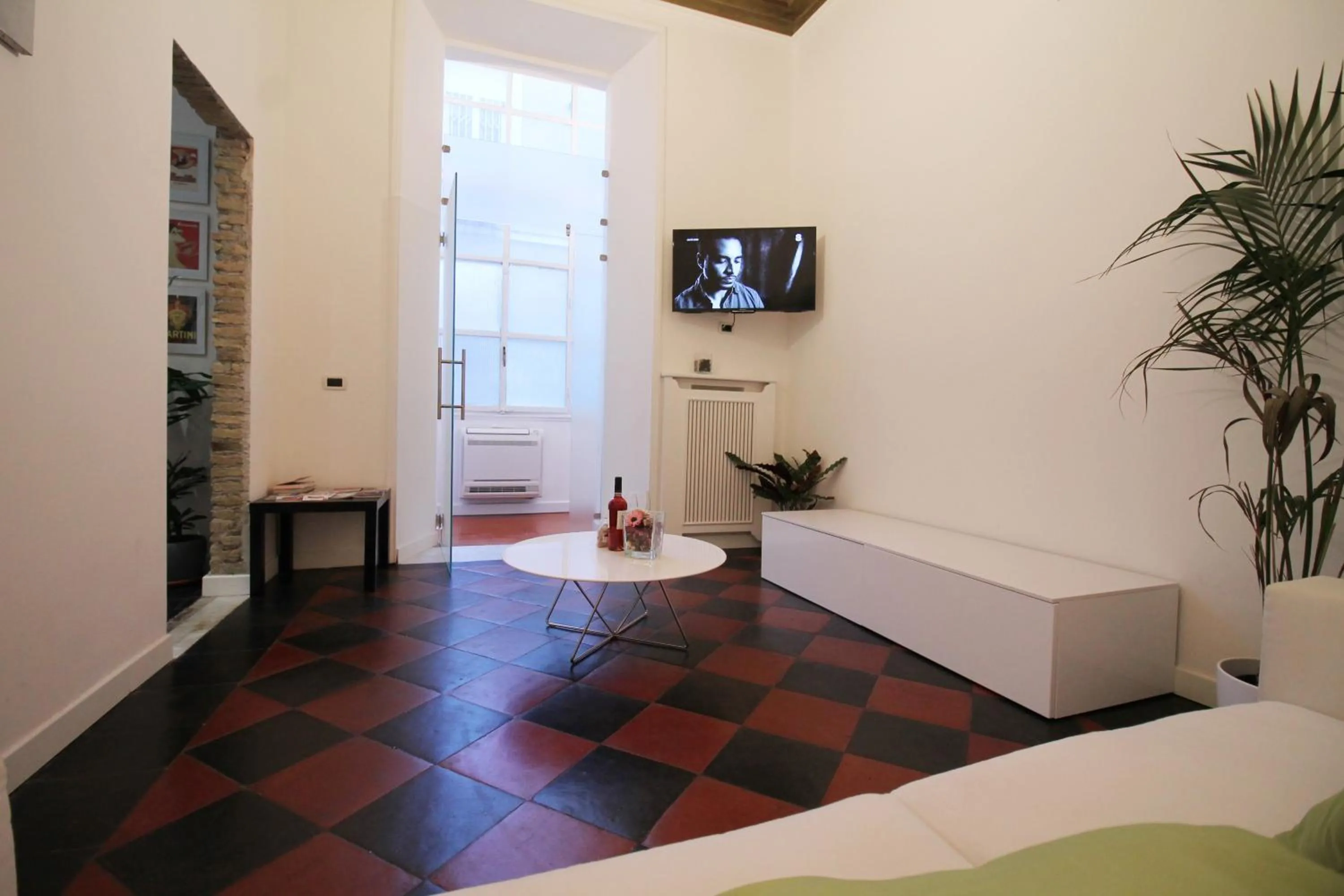 Spanish Steps Art Apartment