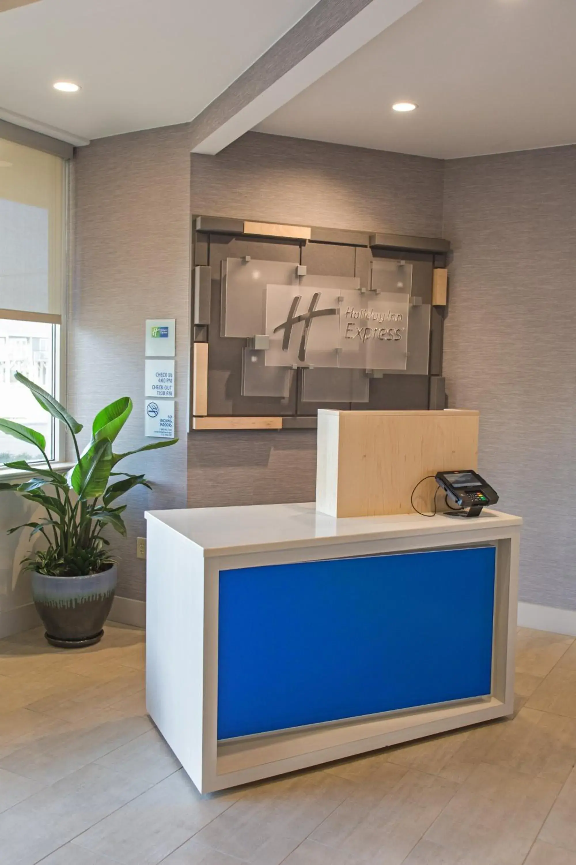 Property building in Holiday Inn Express Nags Head Oceanfront by IHG Property building in Holiday Inn Express Nags Head Oceanfront by IHG