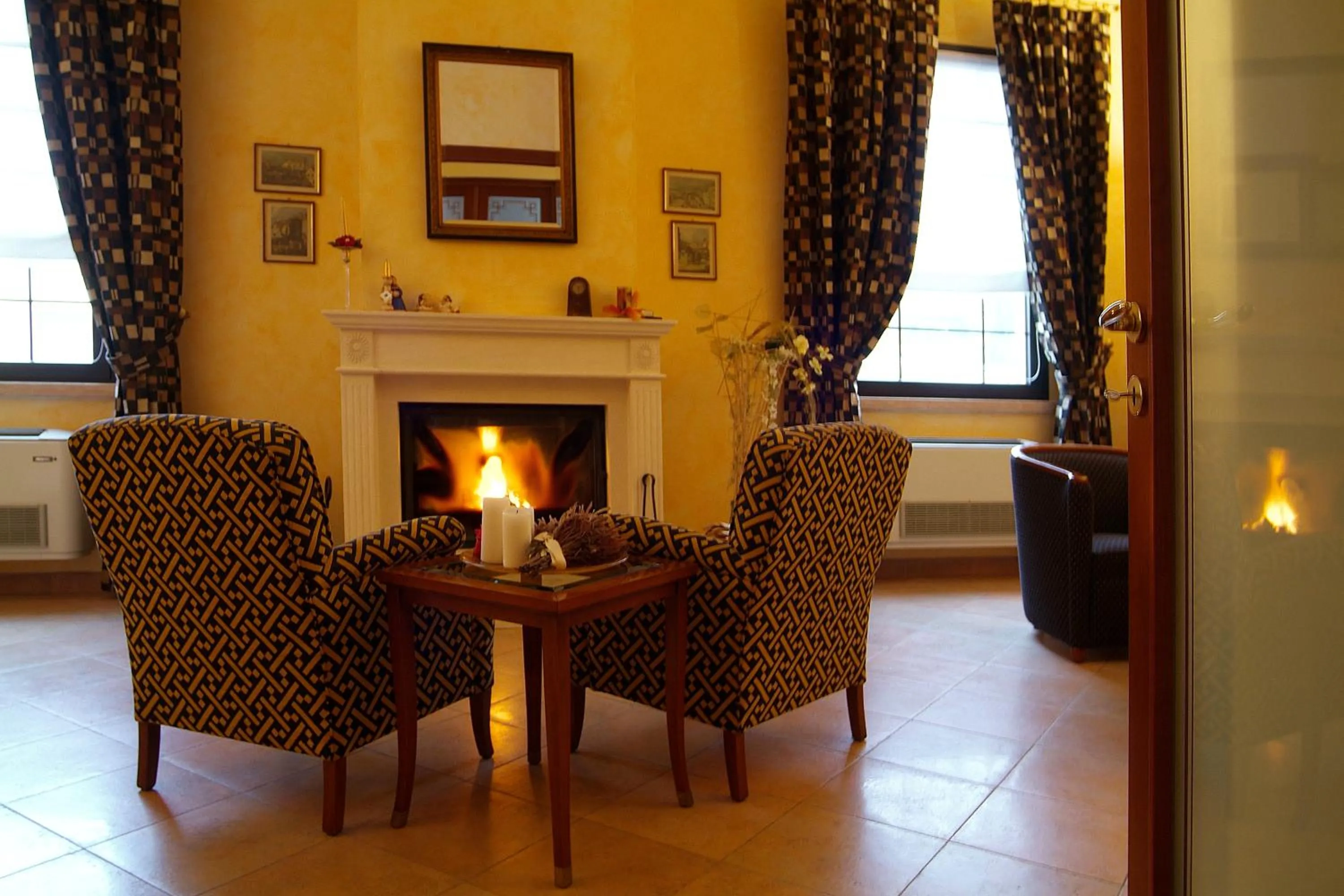 Communal lounge/ TV room in Hotel Ristorante Novecento