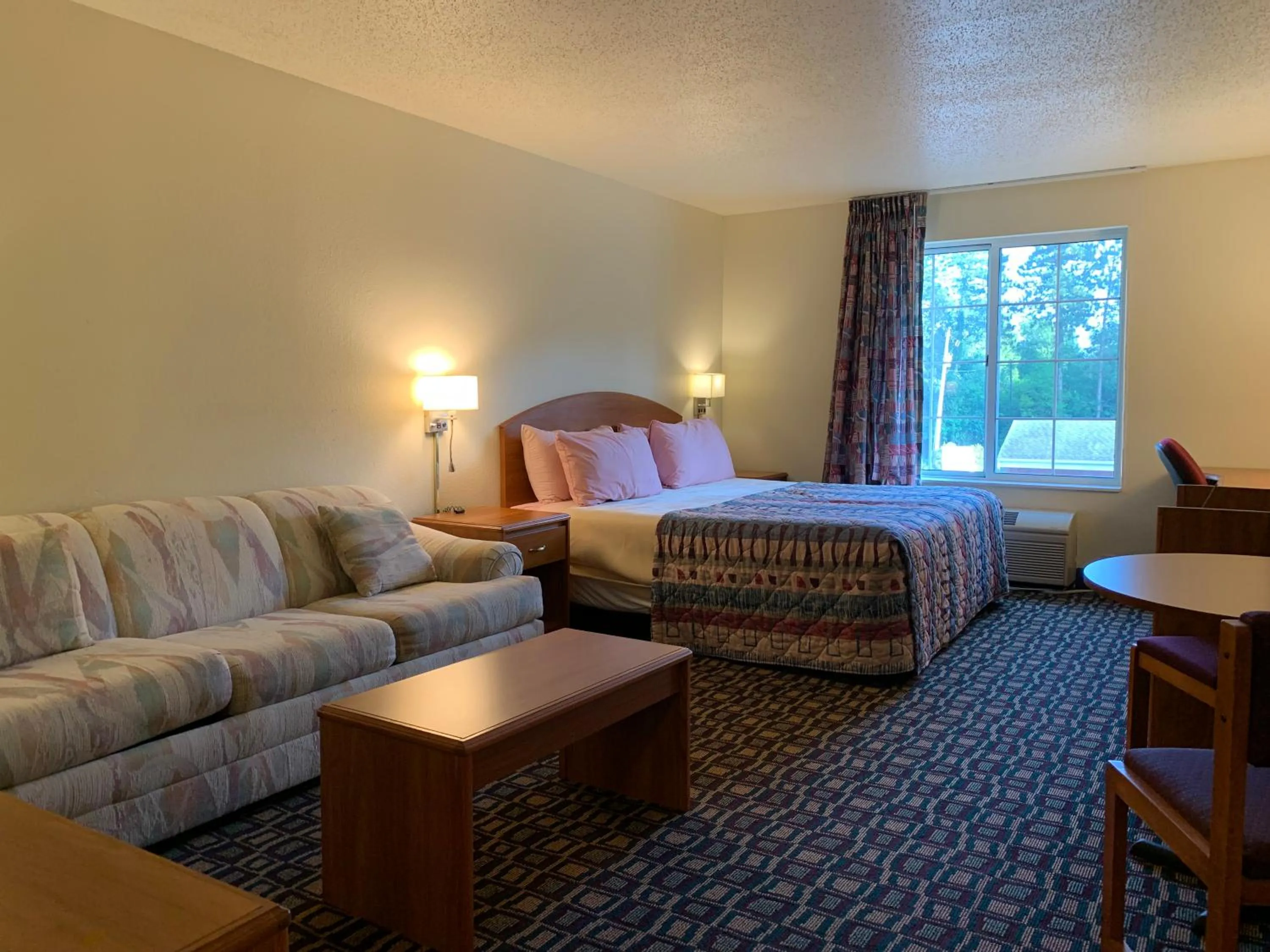 Bed in Budget Host Inn