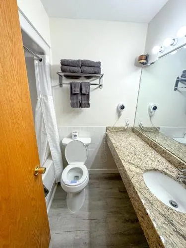 Lake Bluff Inn and Suites