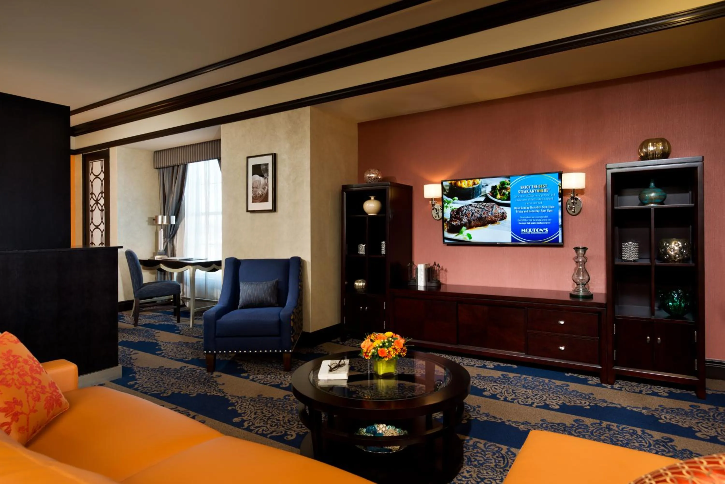 Living room in Saratoga Casino Hotel
