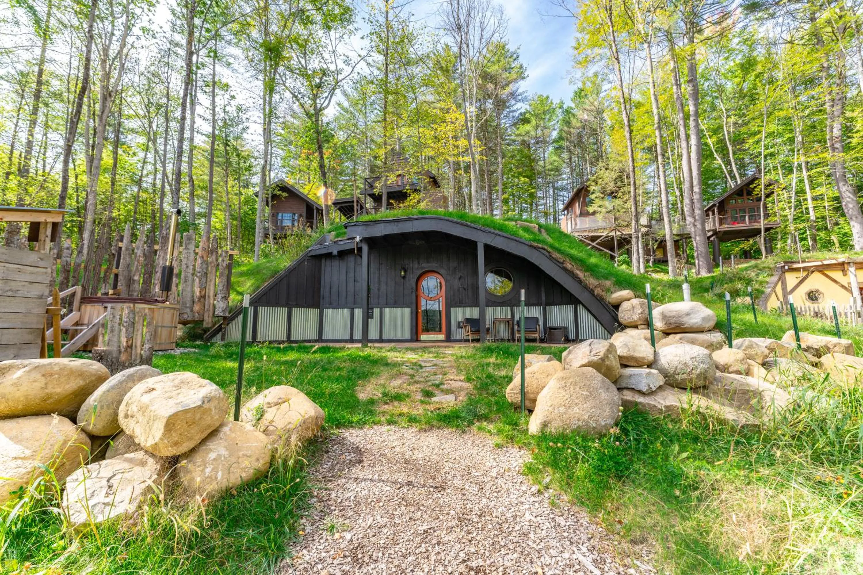 Trekker, Treehouses cabins and lodge rooms