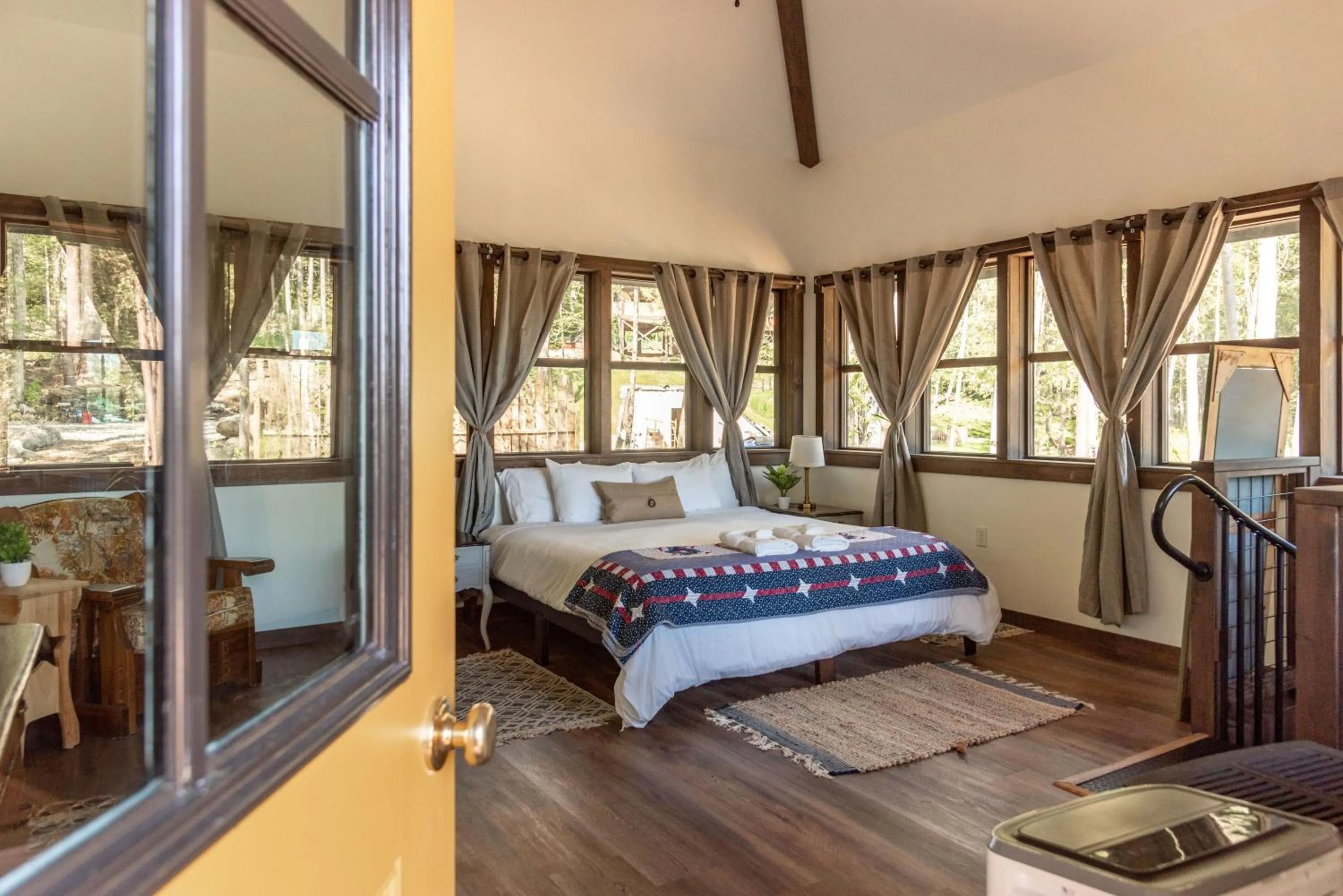 Bed in Trekker, Treehouses cabins and lodge rooms