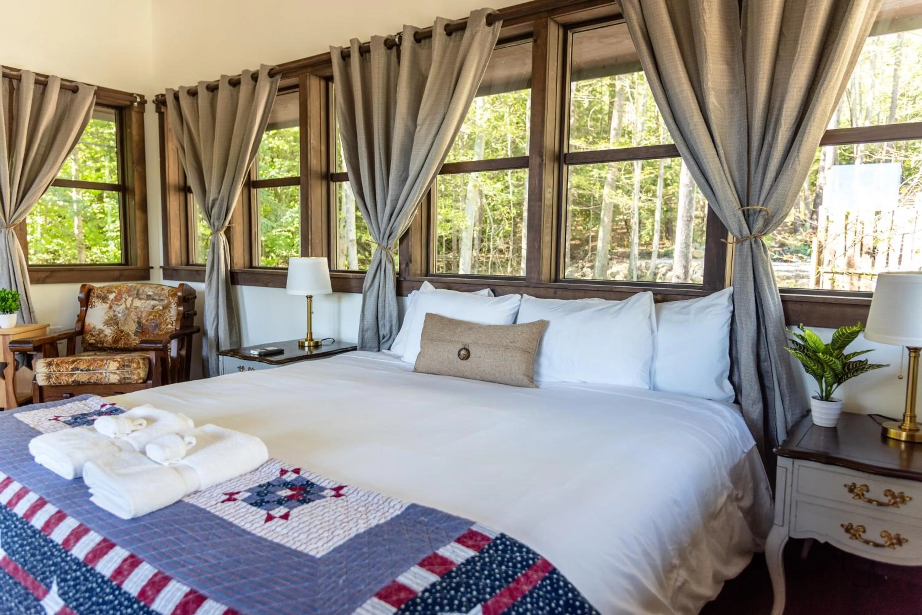 Bed in Trekker, Treehouses cabins and lodge rooms