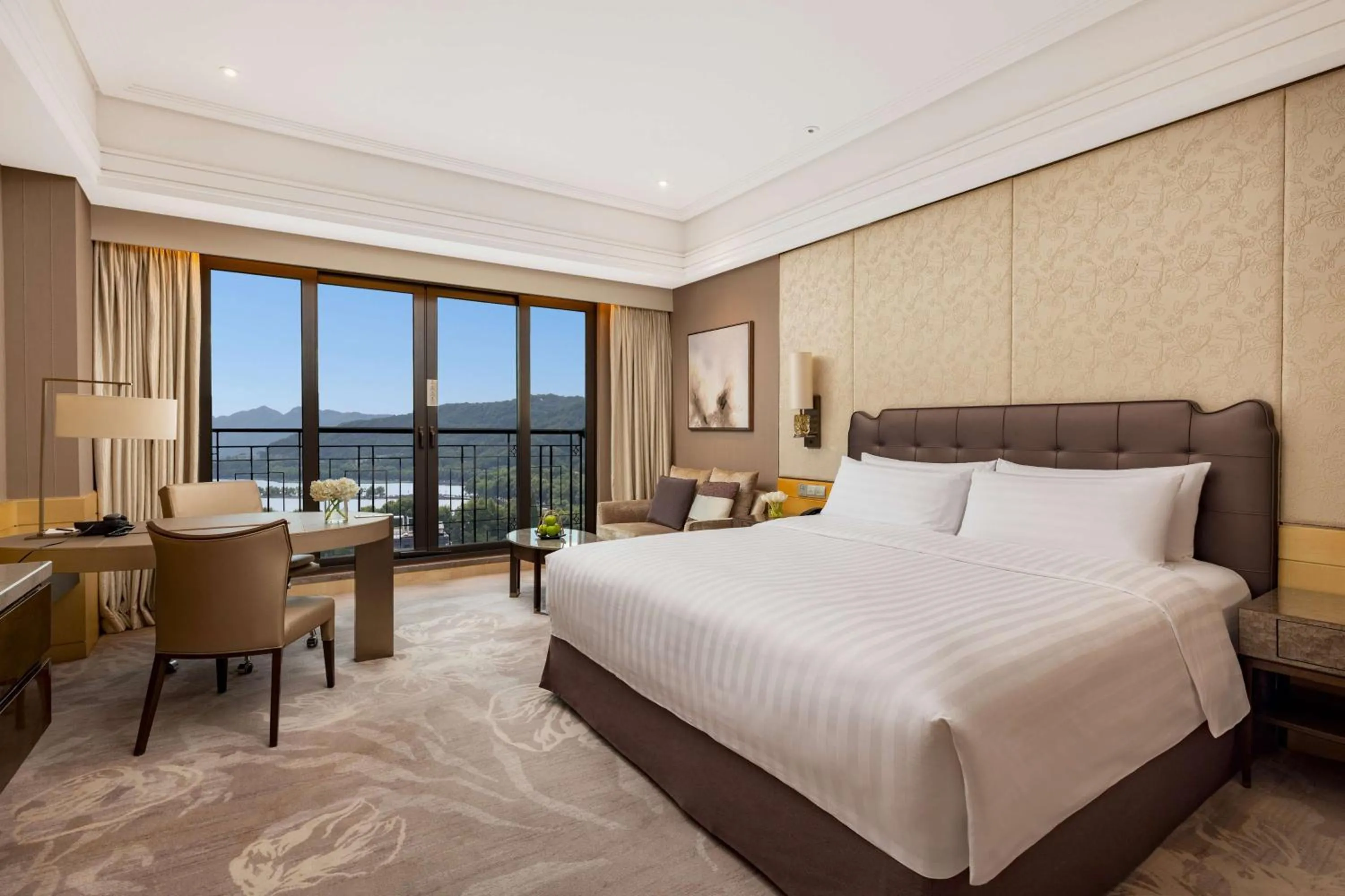 Bedroom, Bed in Midtown Shangri-La, Hangzhou