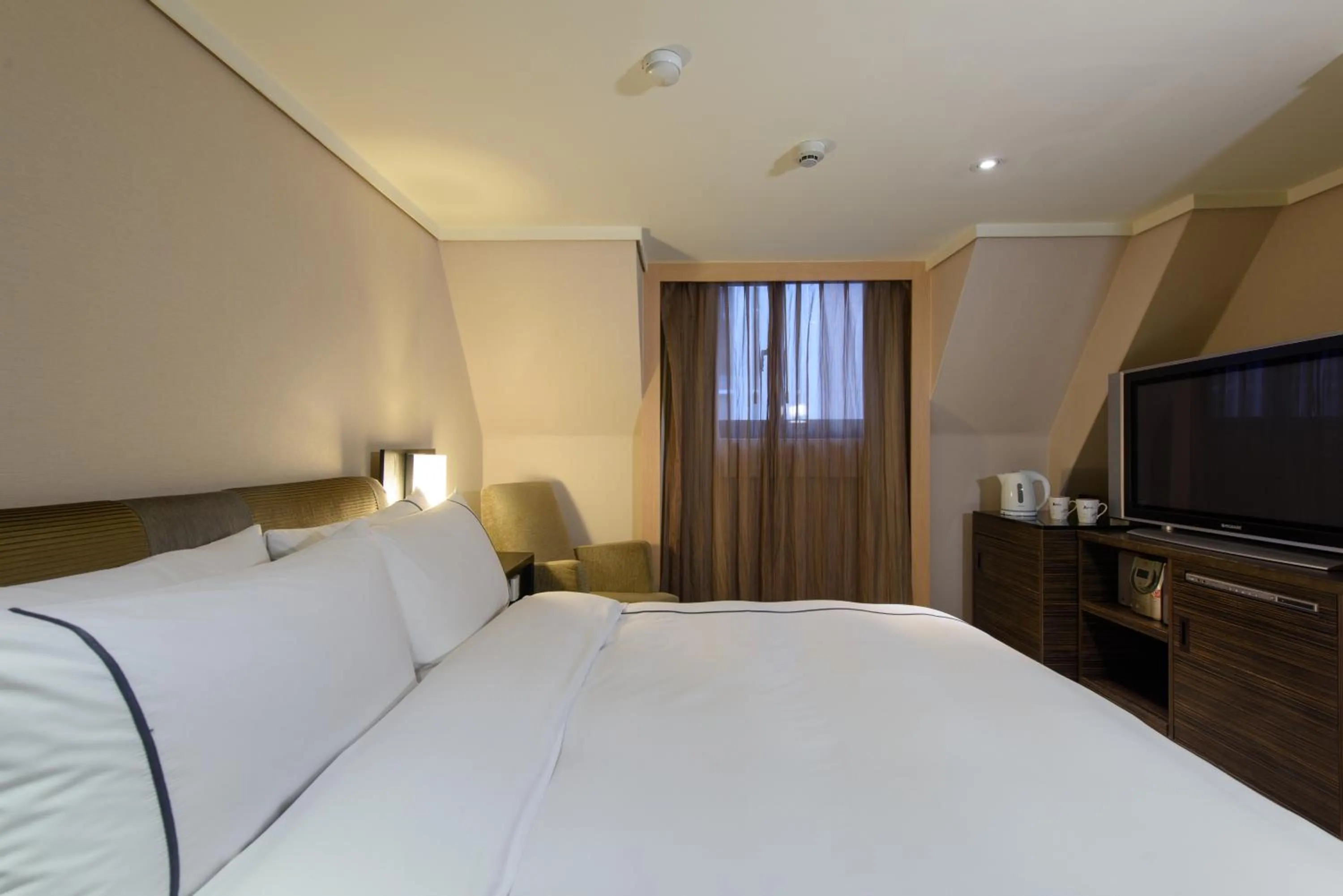 Communal lounge/ TV room, Bed in K Hotel Taipei