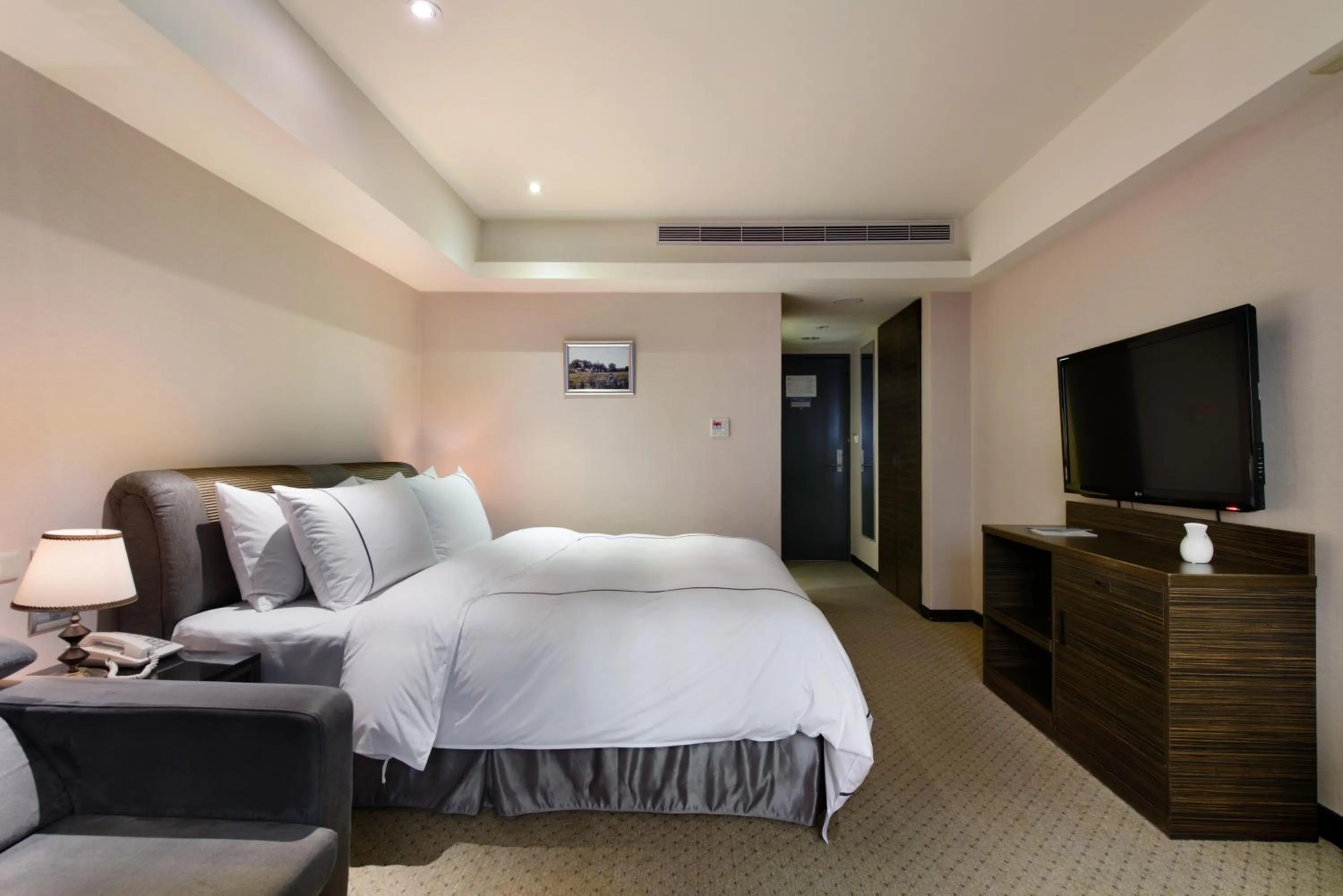 Photo of the whole room, Bed in K Hotel Taipei