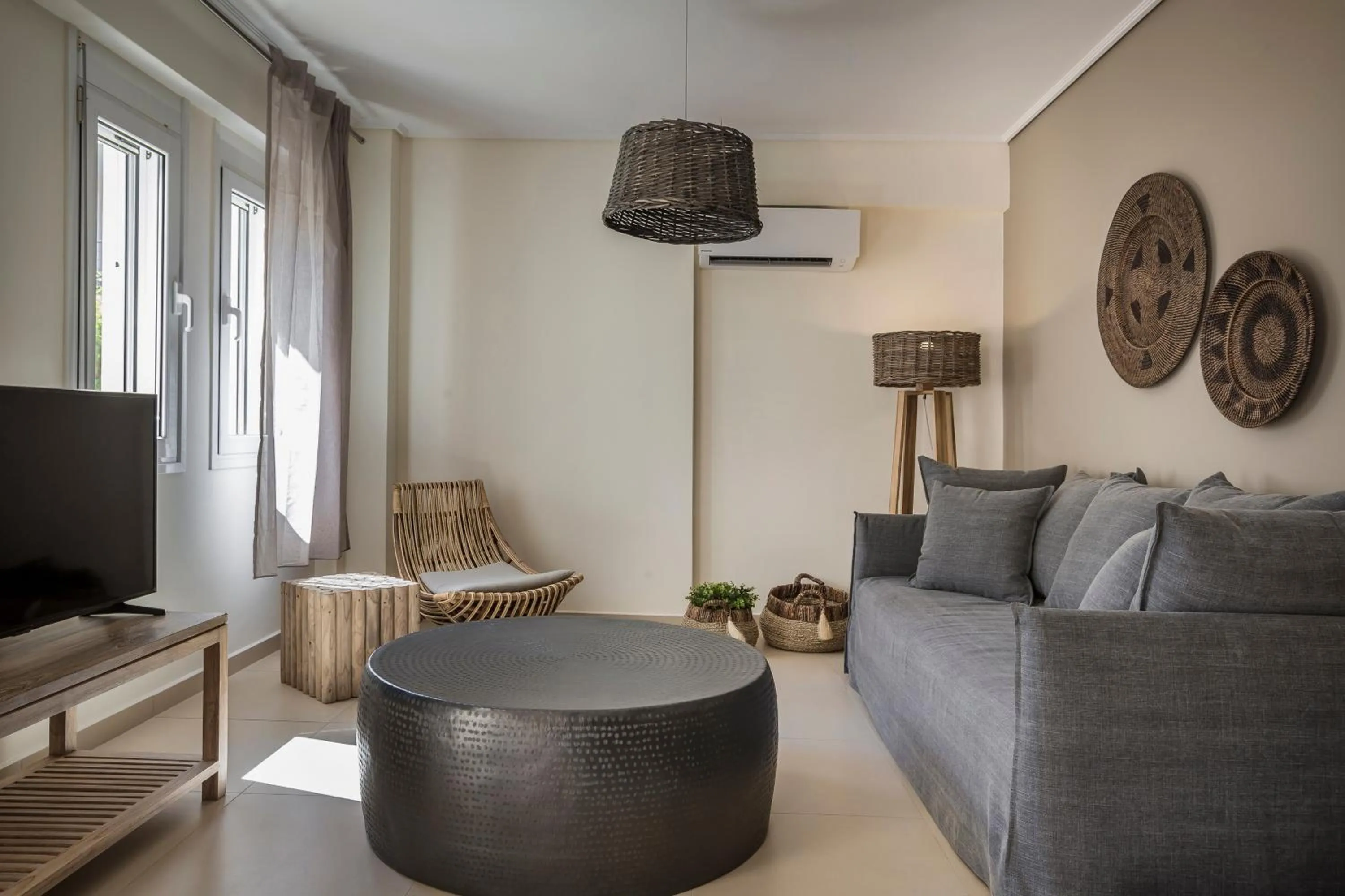 Communal lounge/ TV room in Meliti Waterfront Suites