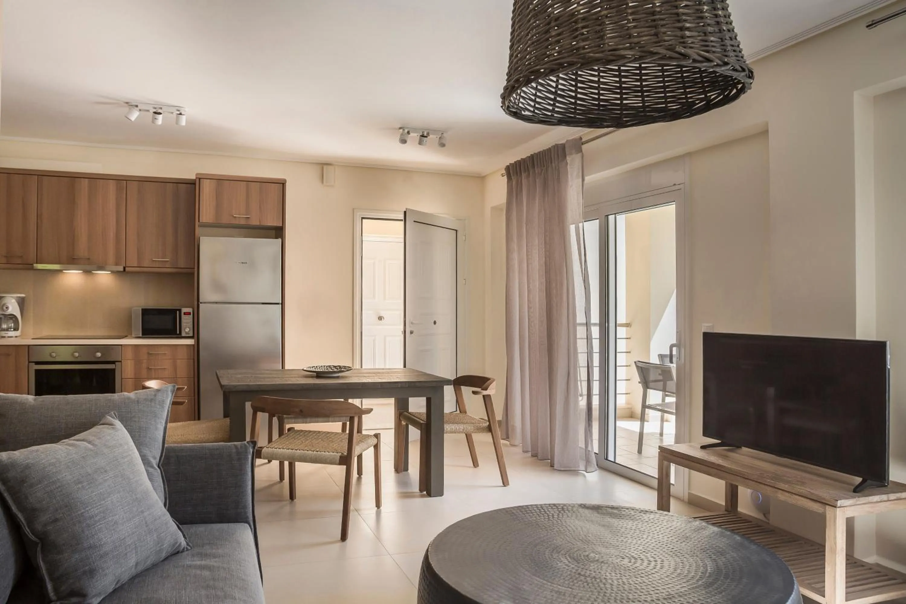 Communal lounge/ TV room in Meliti Waterfront Suites