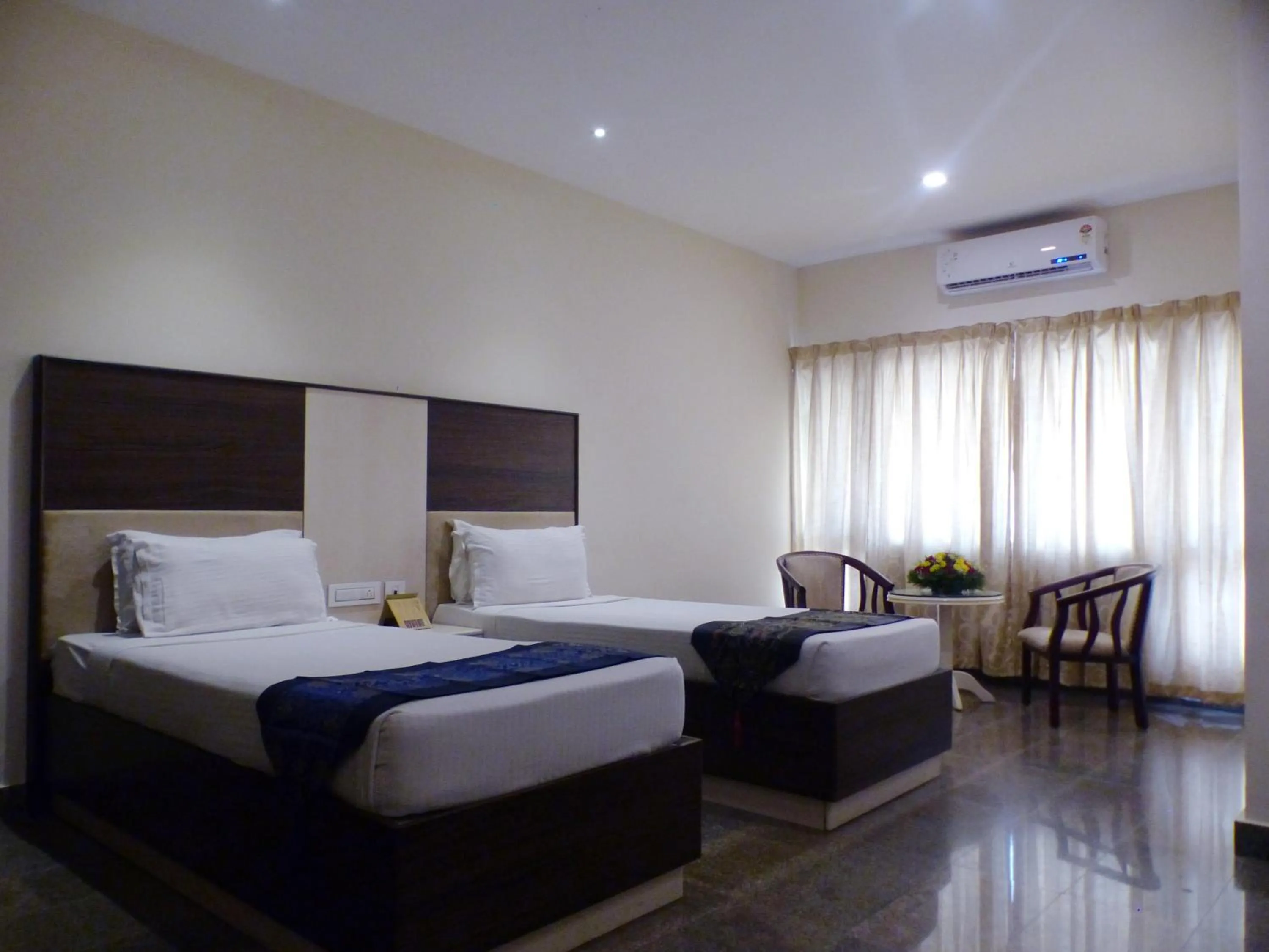 Bedroom, Bed in Hotel Highway Garden