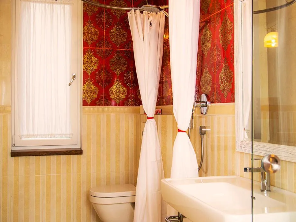 Shower in Boutique Hotel Frieden