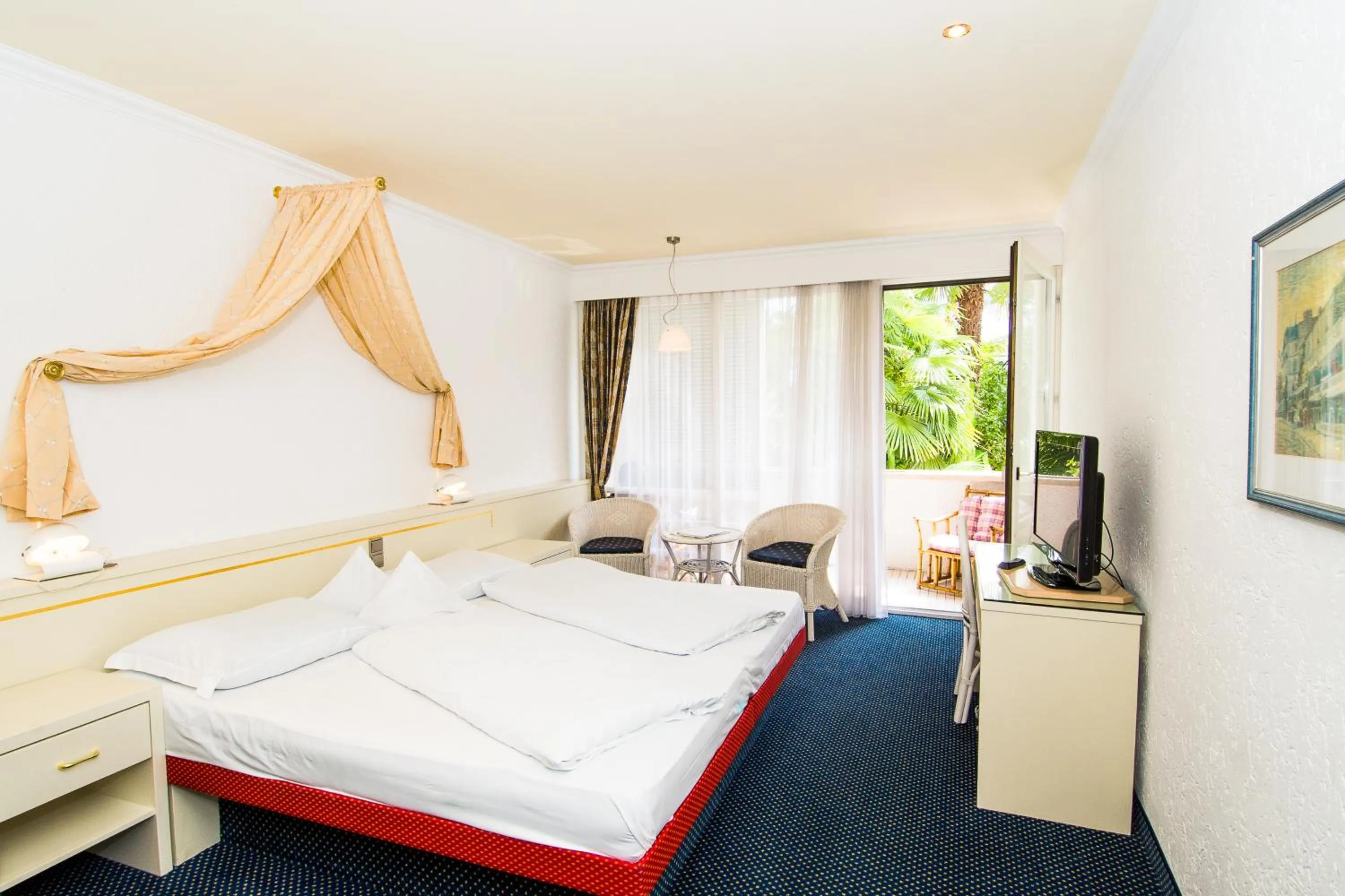 Photo of the whole room, Bed in Kröllnerhof