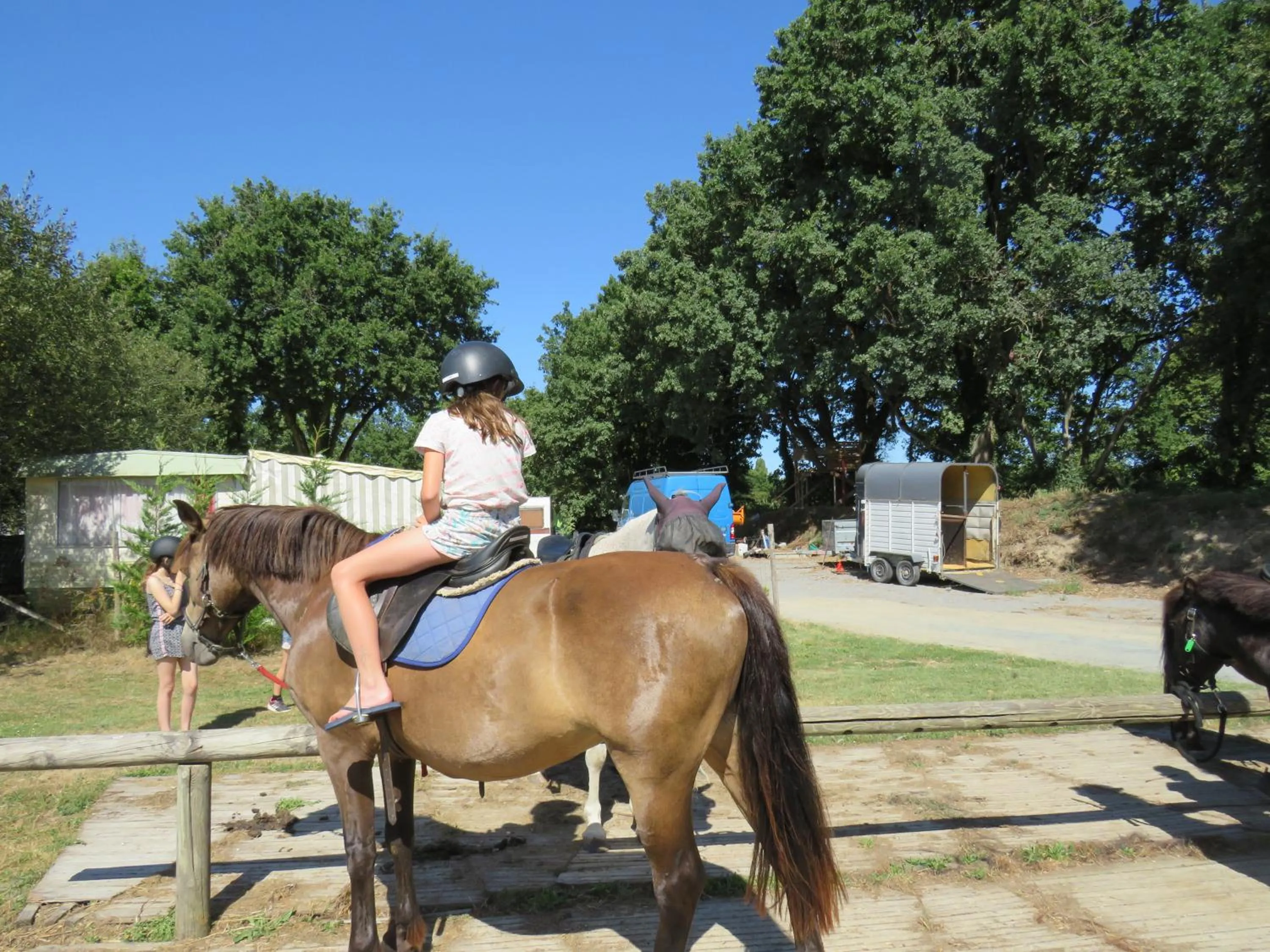 Horse-riding in Camping Les P'tites Maisons dans la Prairie
