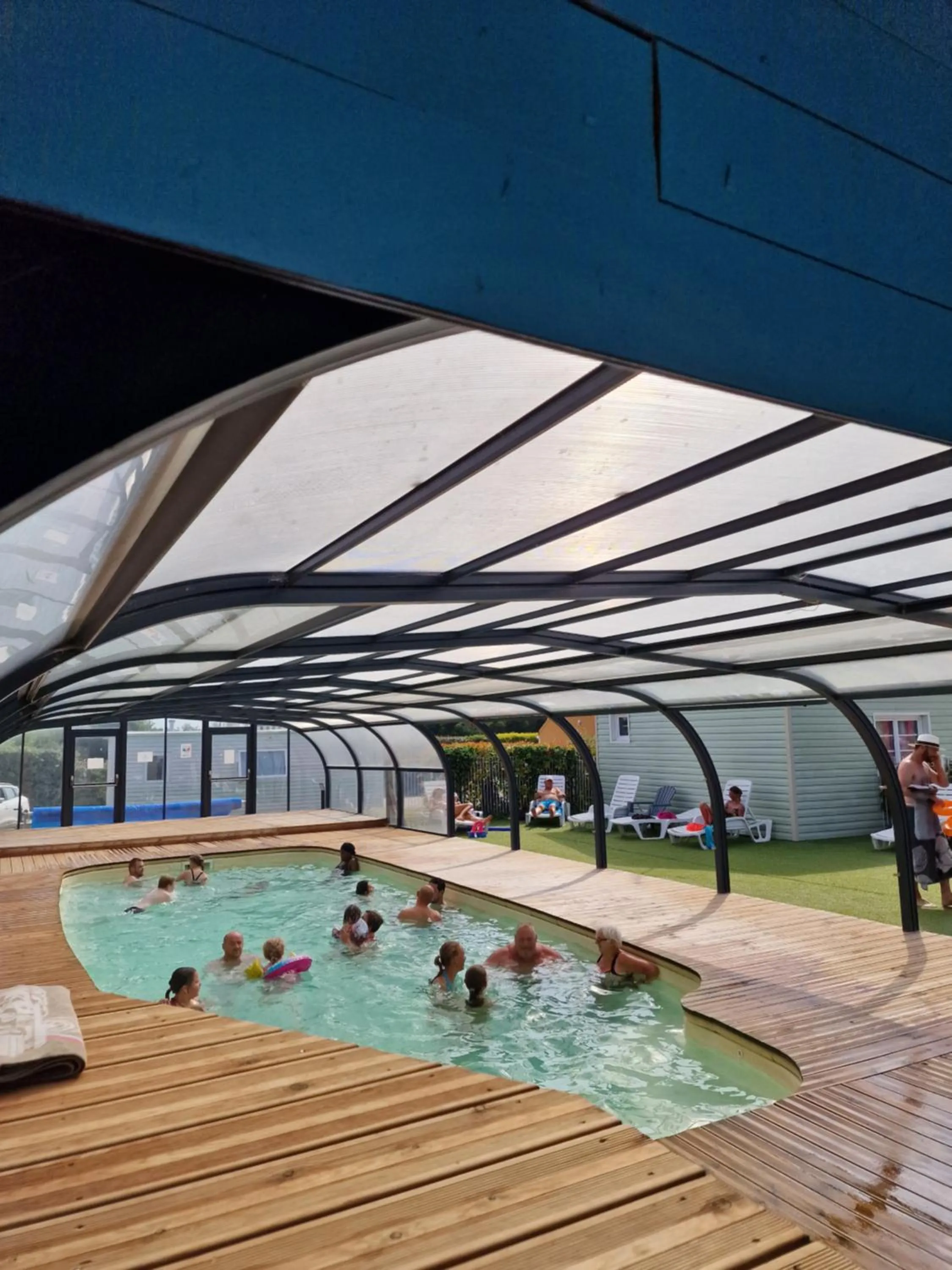 People in Camping Les P'tites Maisons dans la Prairie