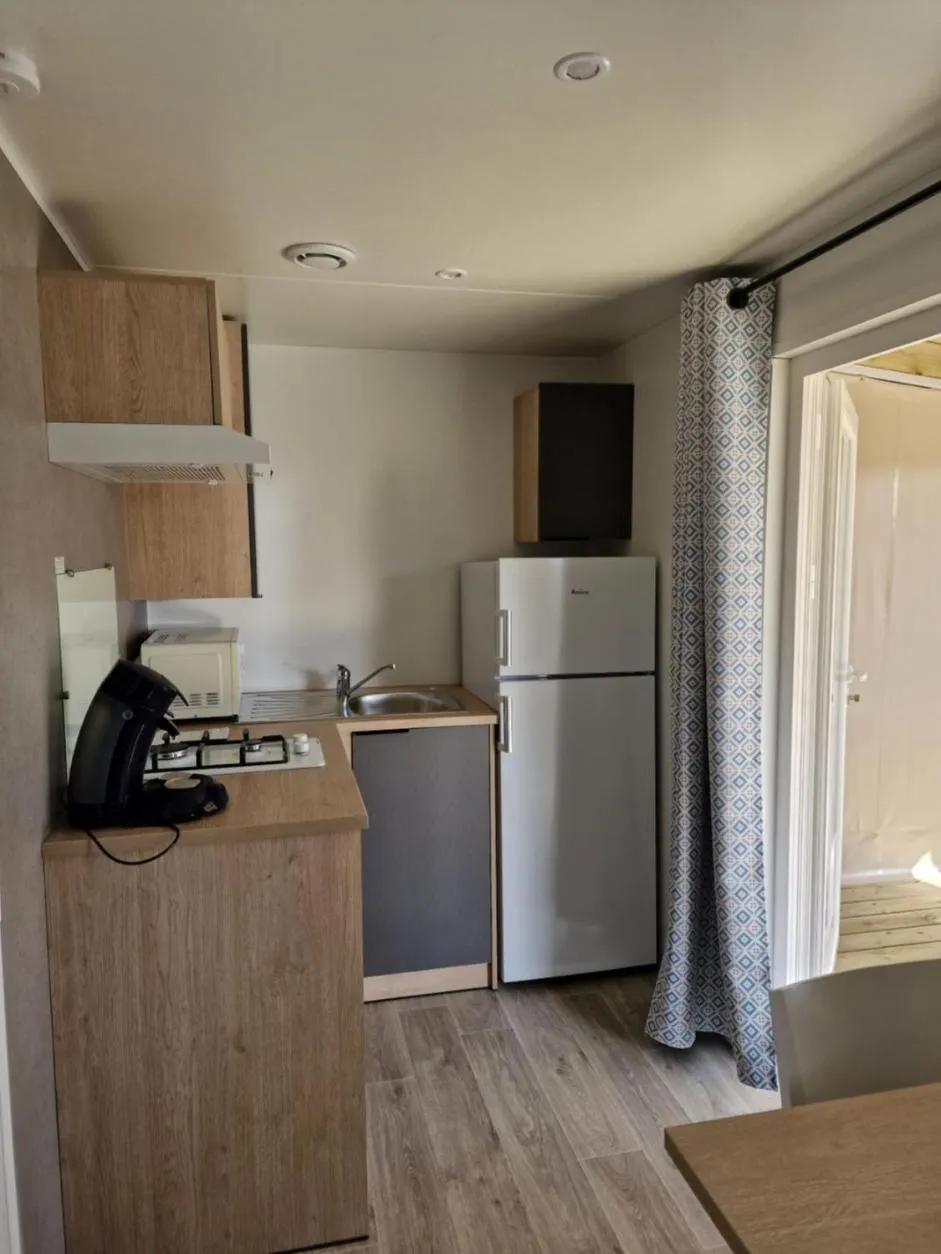 Kitchen or kitchenette in Camping Les P'tites Maisons dans la Prairie