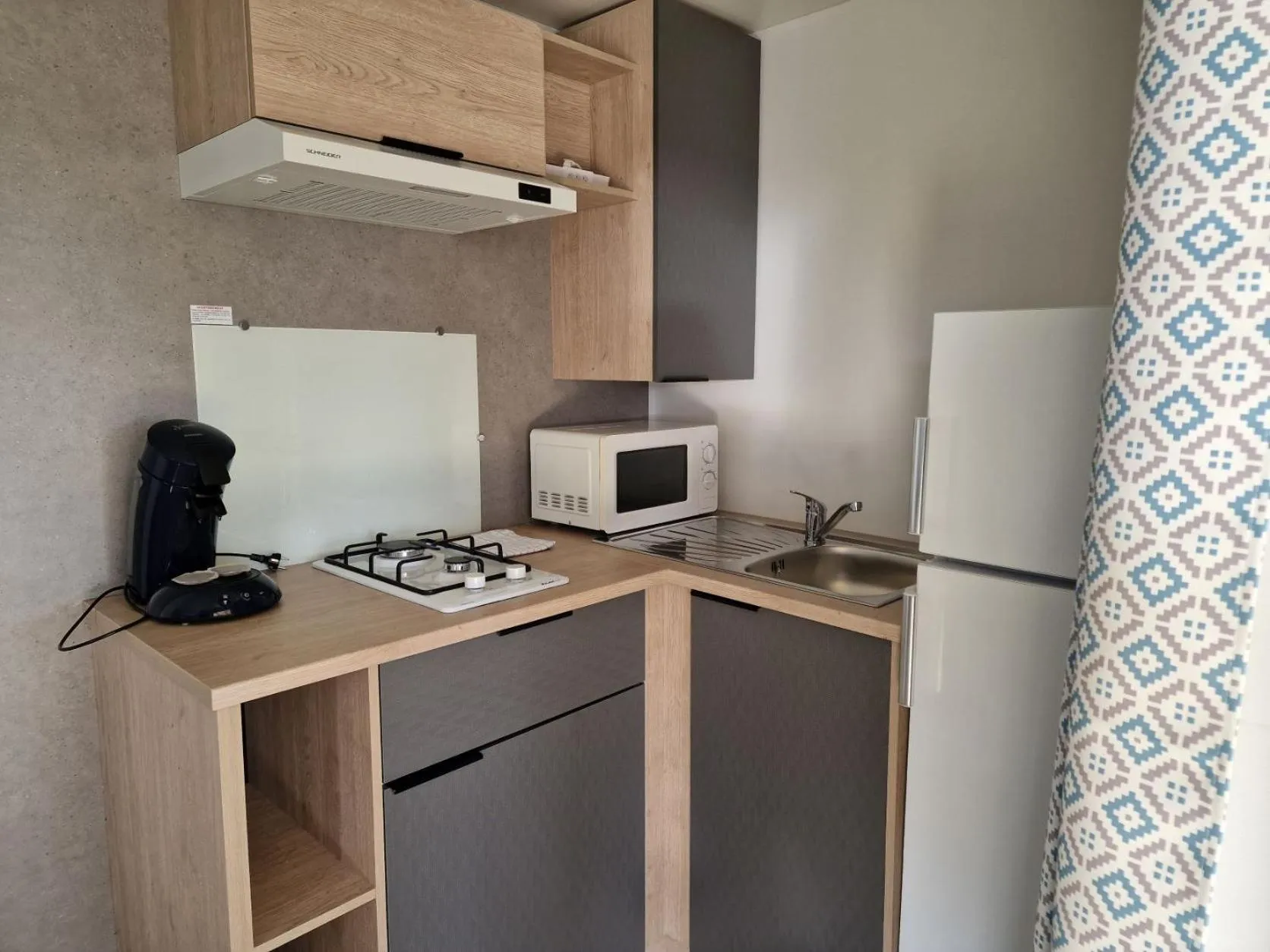 Kitchen or kitchenette in Camping Les P'tites Maisons dans la Prairie