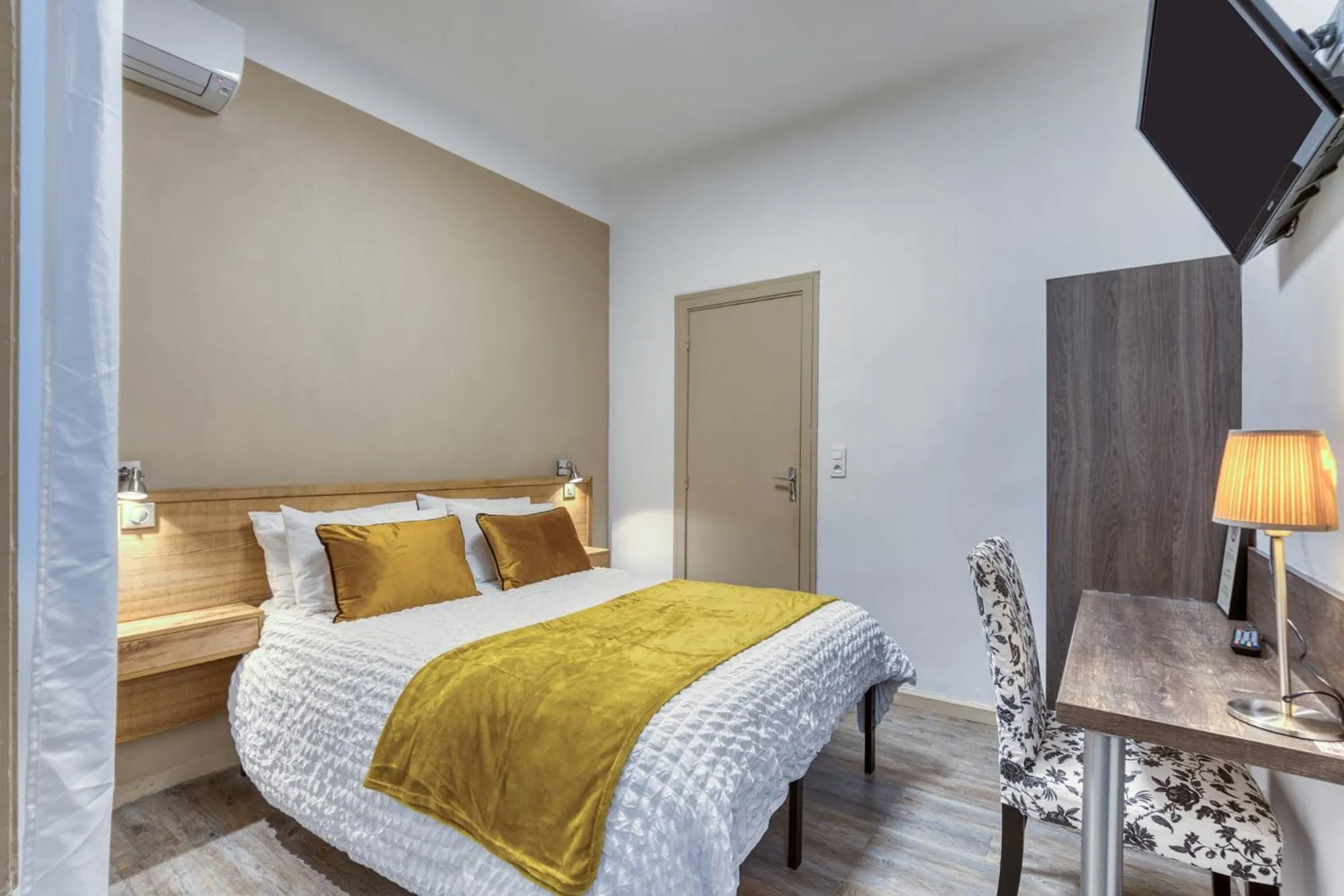 Bed in Hôtel Mistral Comédie Saint Roch