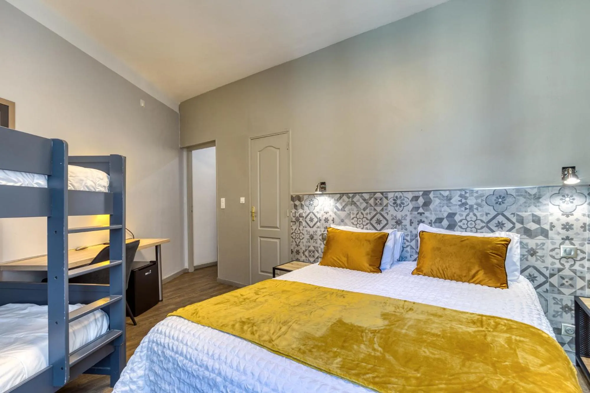 bunk bed, Bed in Hôtel Mistral Comédie Saint Roch