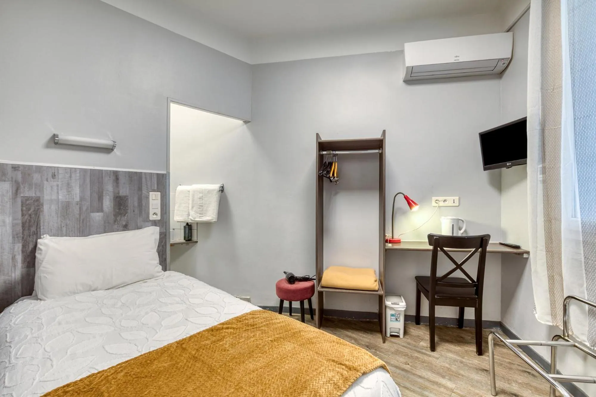 TV and multimedia, Bed in Hôtel Mistral Comédie Saint Roch