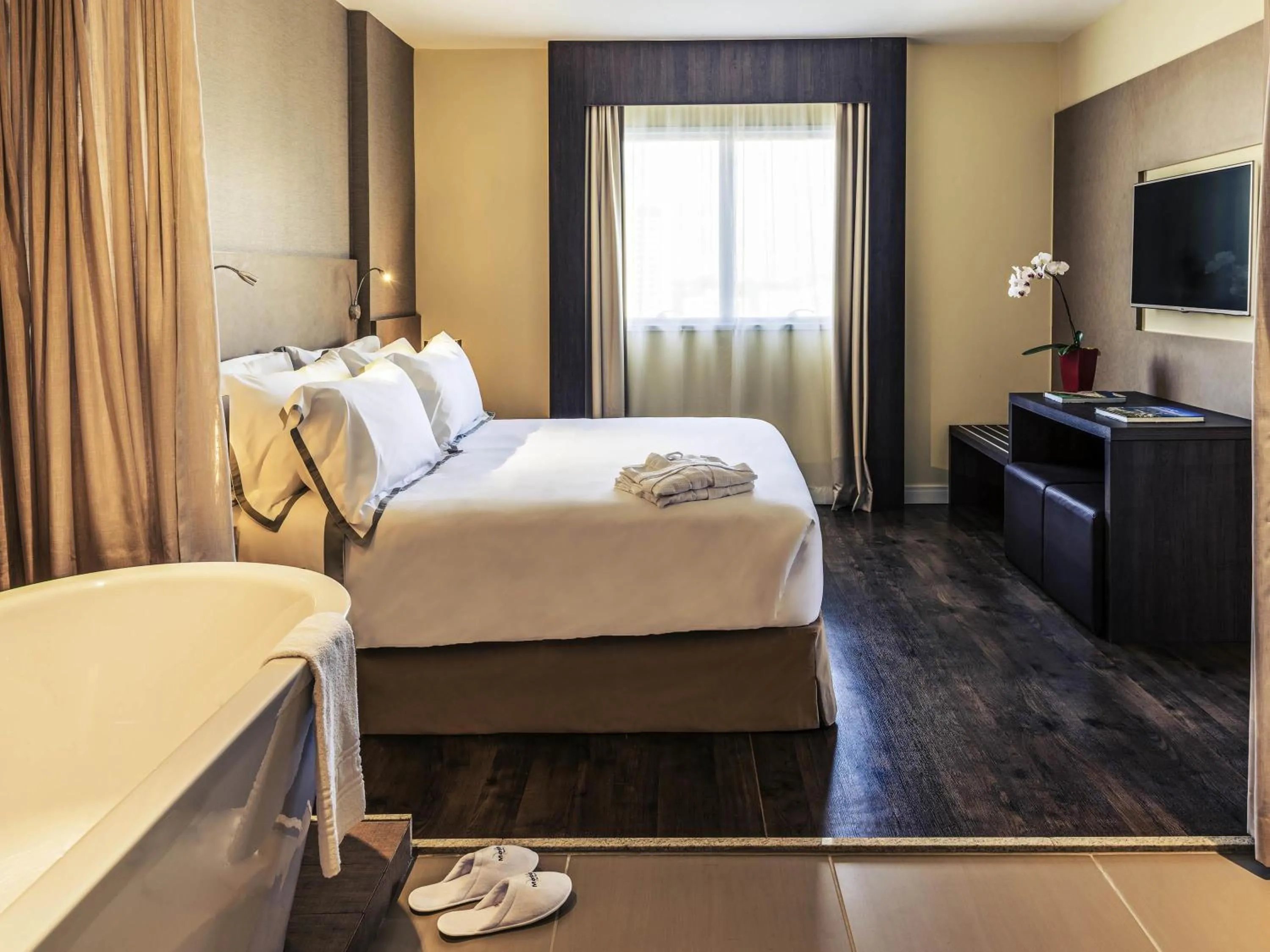 Photo of the whole room, Bed in Mercure Ribeirão Preto