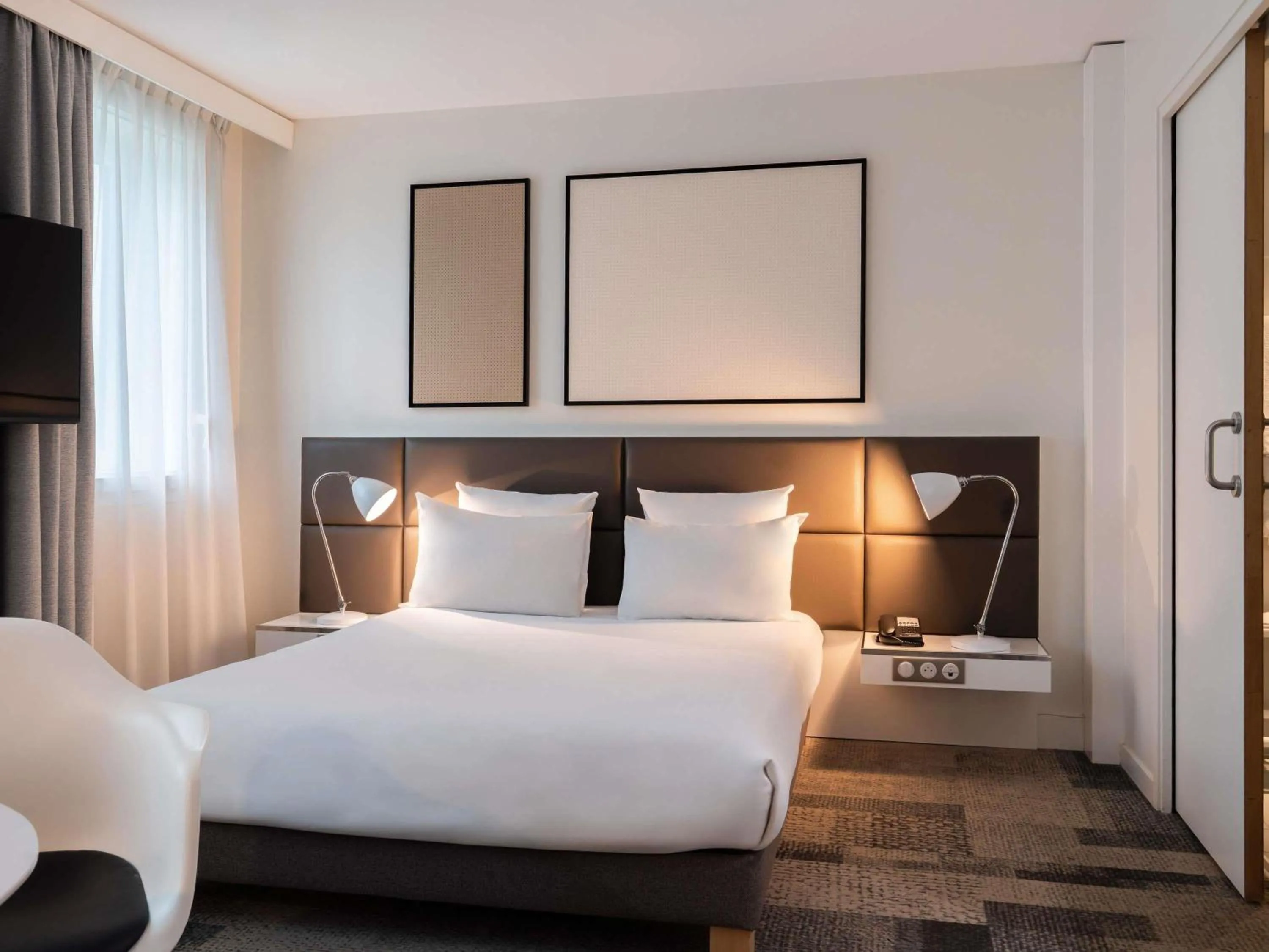 Property building, Bed in Novotel Suites Paris Expo Porte de Versailles