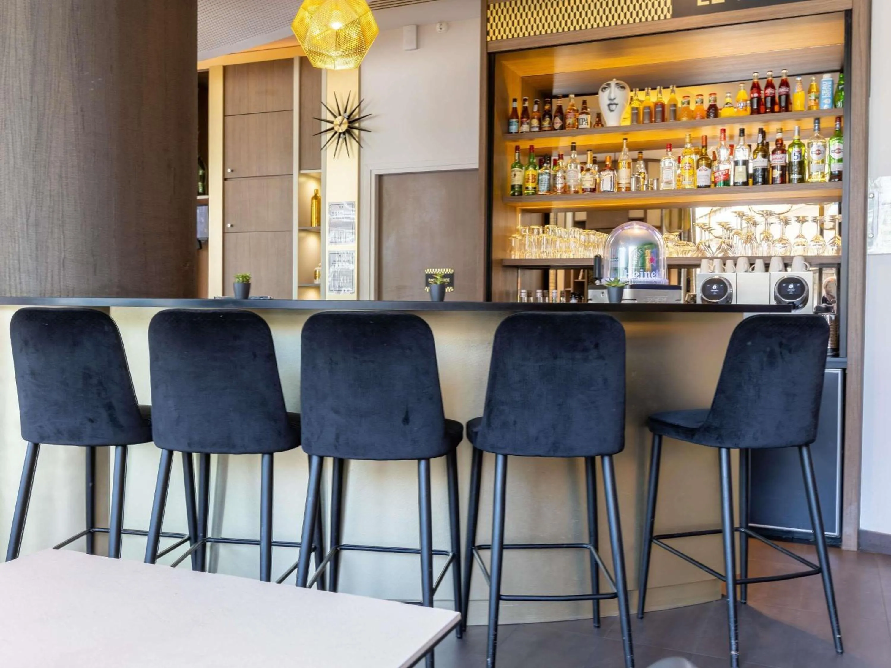 Lounge or bar in Novotel Suites Paris Expo Porte de Versailles