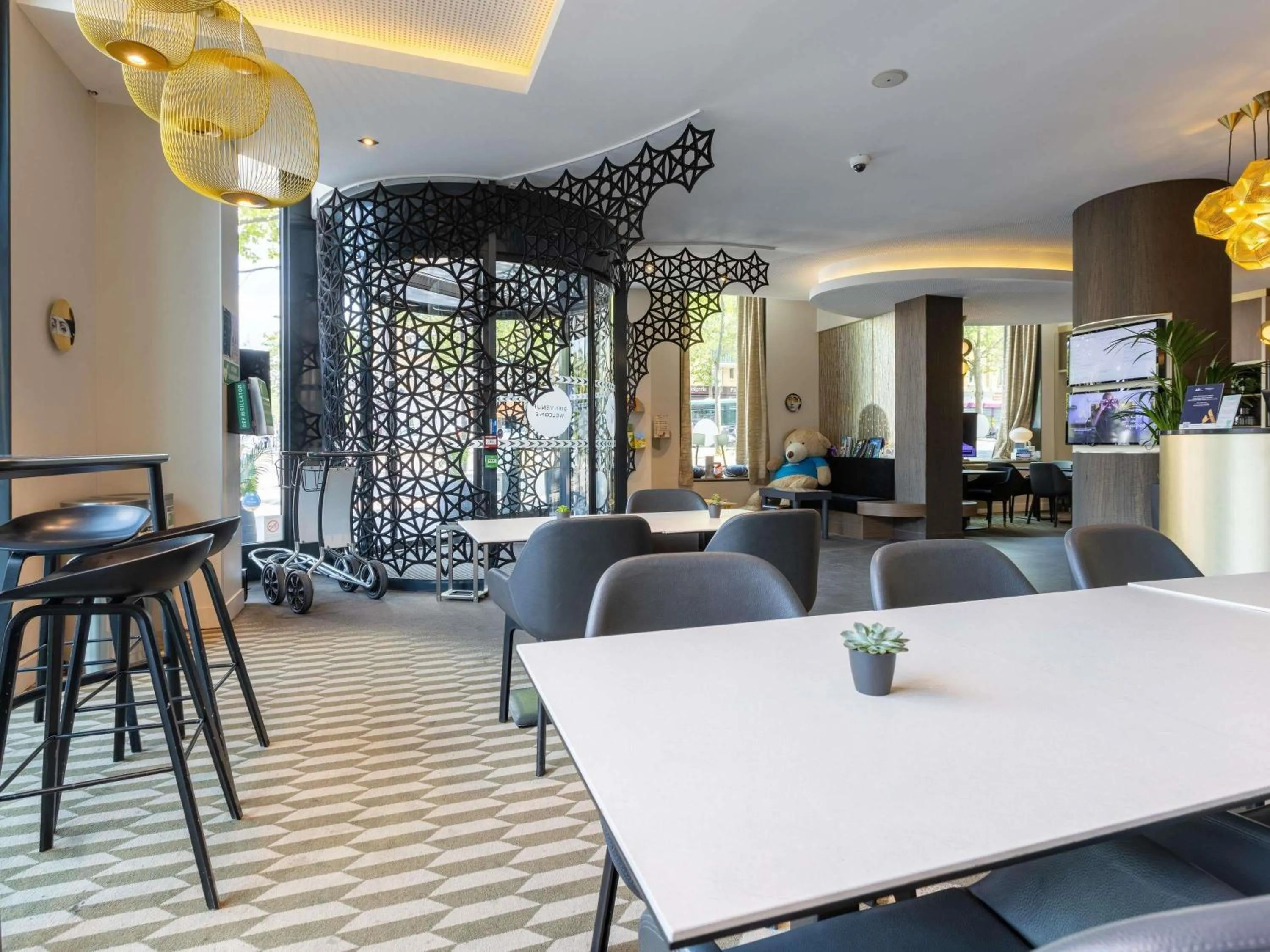 Lounge or bar in Novotel Suites Paris Expo Porte de Versailles