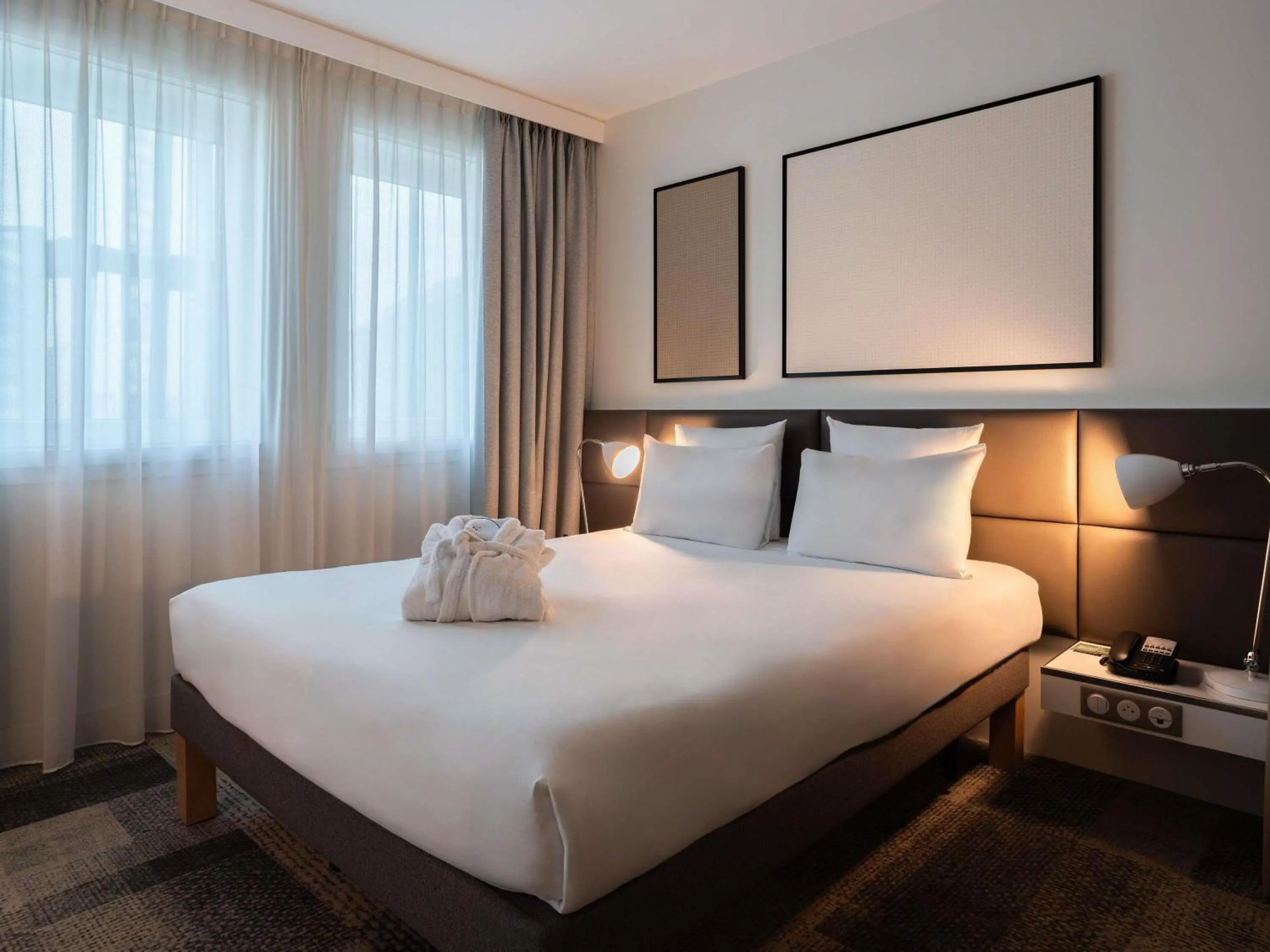 Bedroom, Bed in Novotel Suites Paris Expo Porte de Versailles