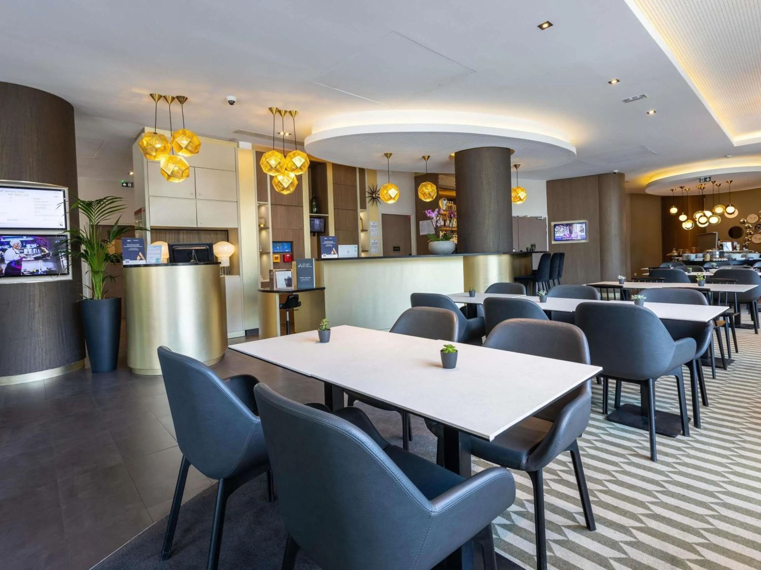 Lounge or bar in Novotel Suites Paris Expo Porte de Versailles