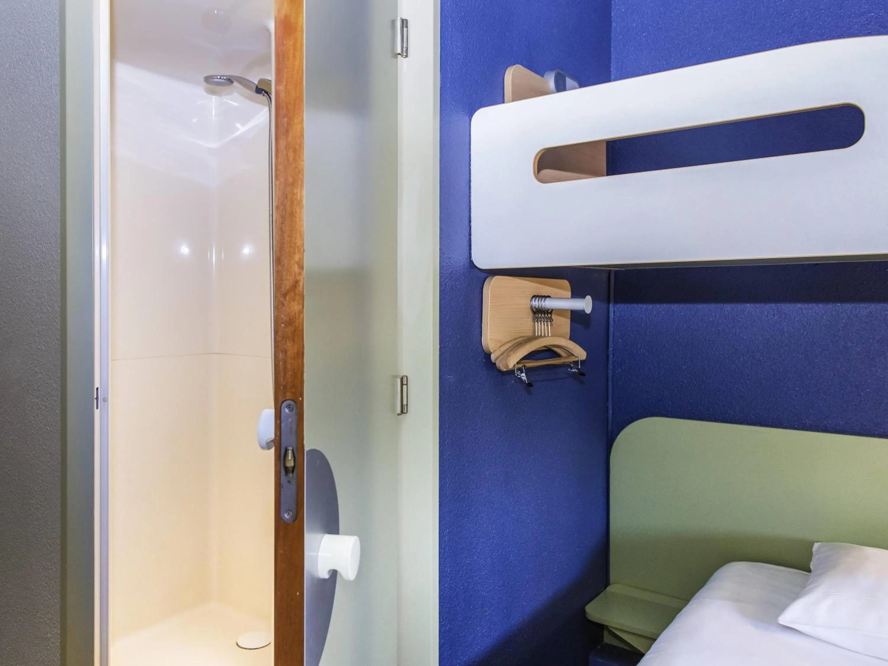 Bedroom, Bed in Ibis Budget Sisteron