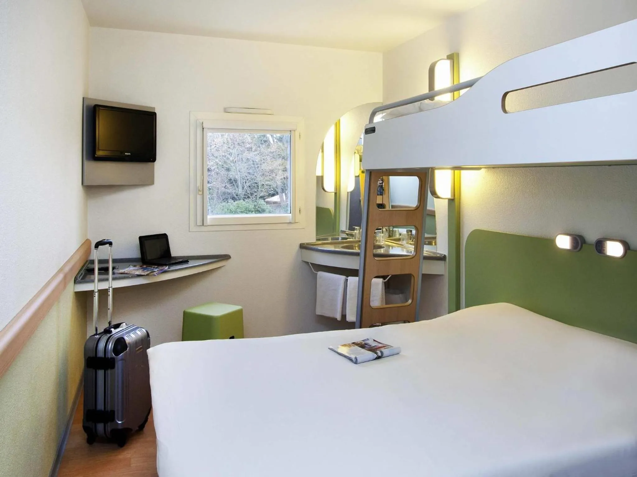 Bedroom, Bed in Ibis Budget Sisteron