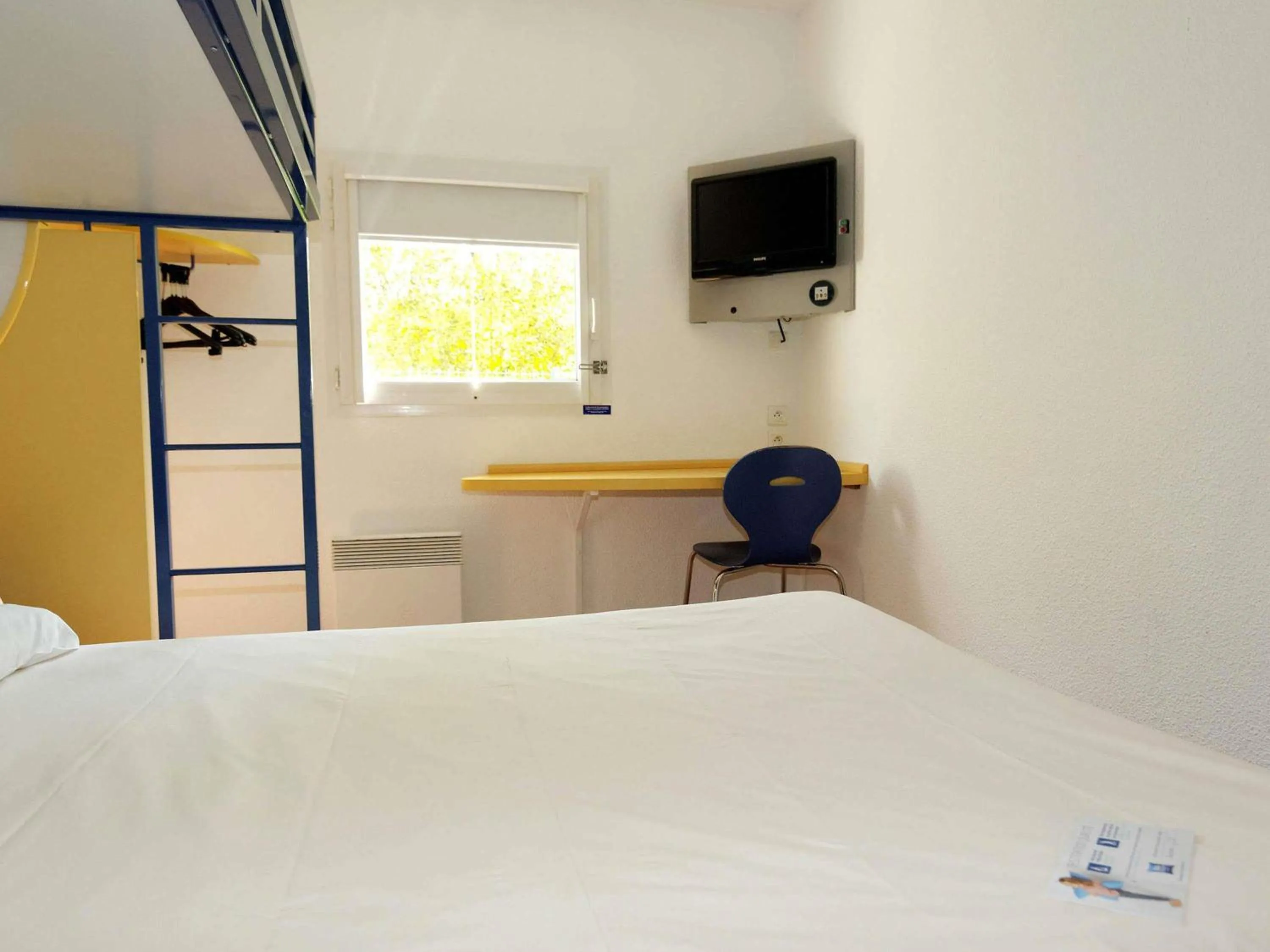 Property building, Bed in ibis budget Rochefort