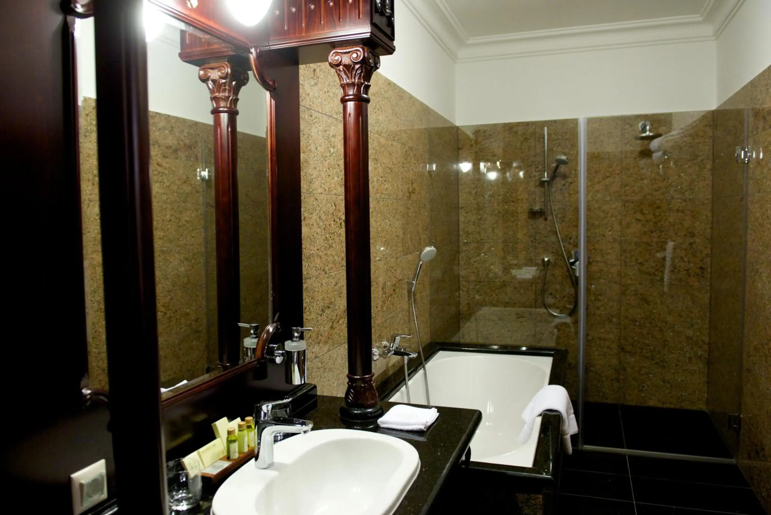 Double Room with Private Bathroom in Forgách Kastély Double Room with Private Bathroom in Forgách Kastély