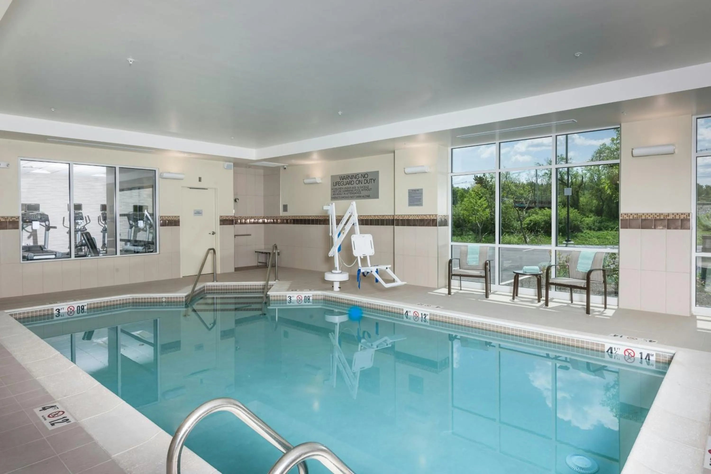 Swimming pool in Courtyard by Marriott Boston Littleton