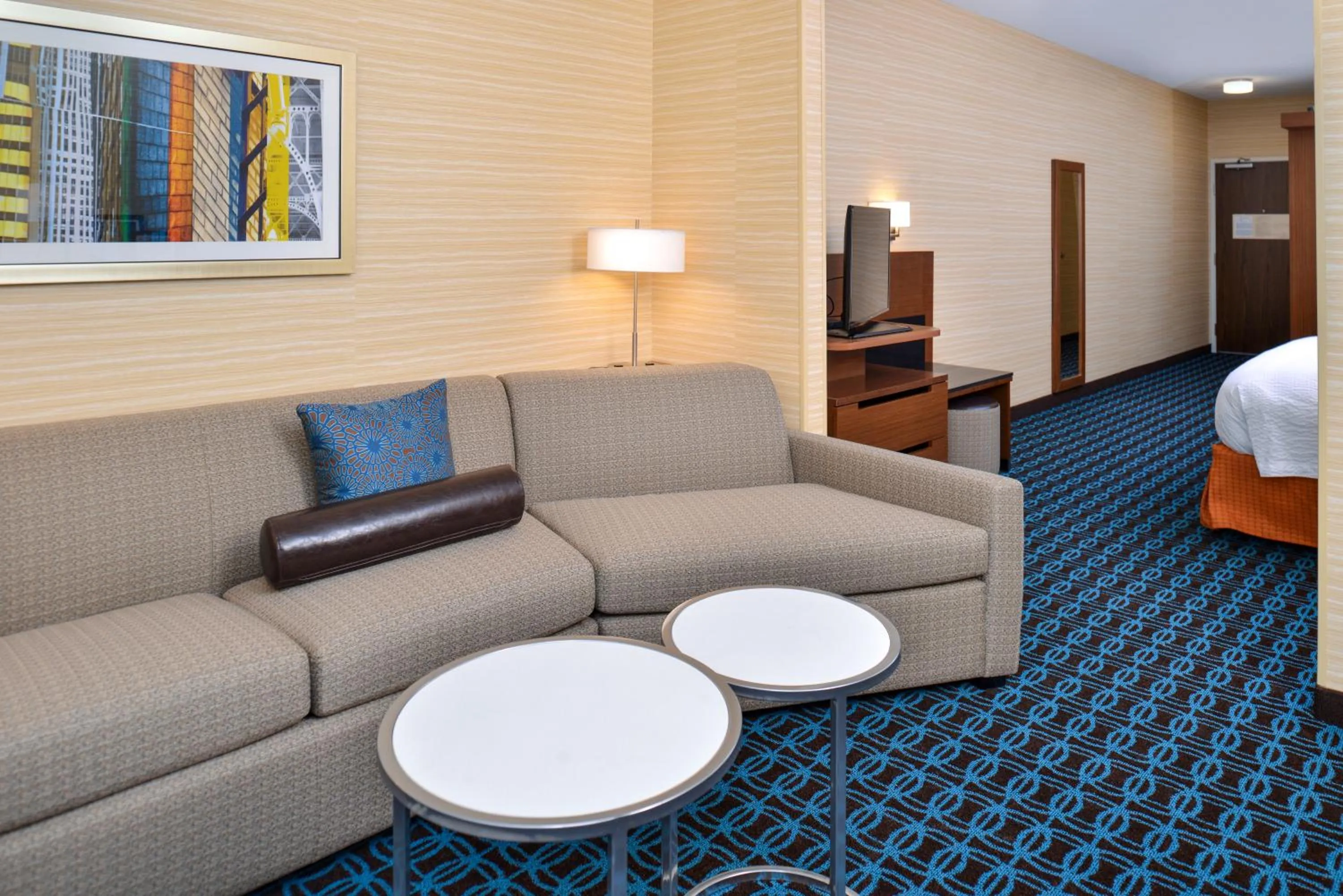 Living room, Bed in Fairfield Inn & Suites by Marriott Sacramento Airport Woodland