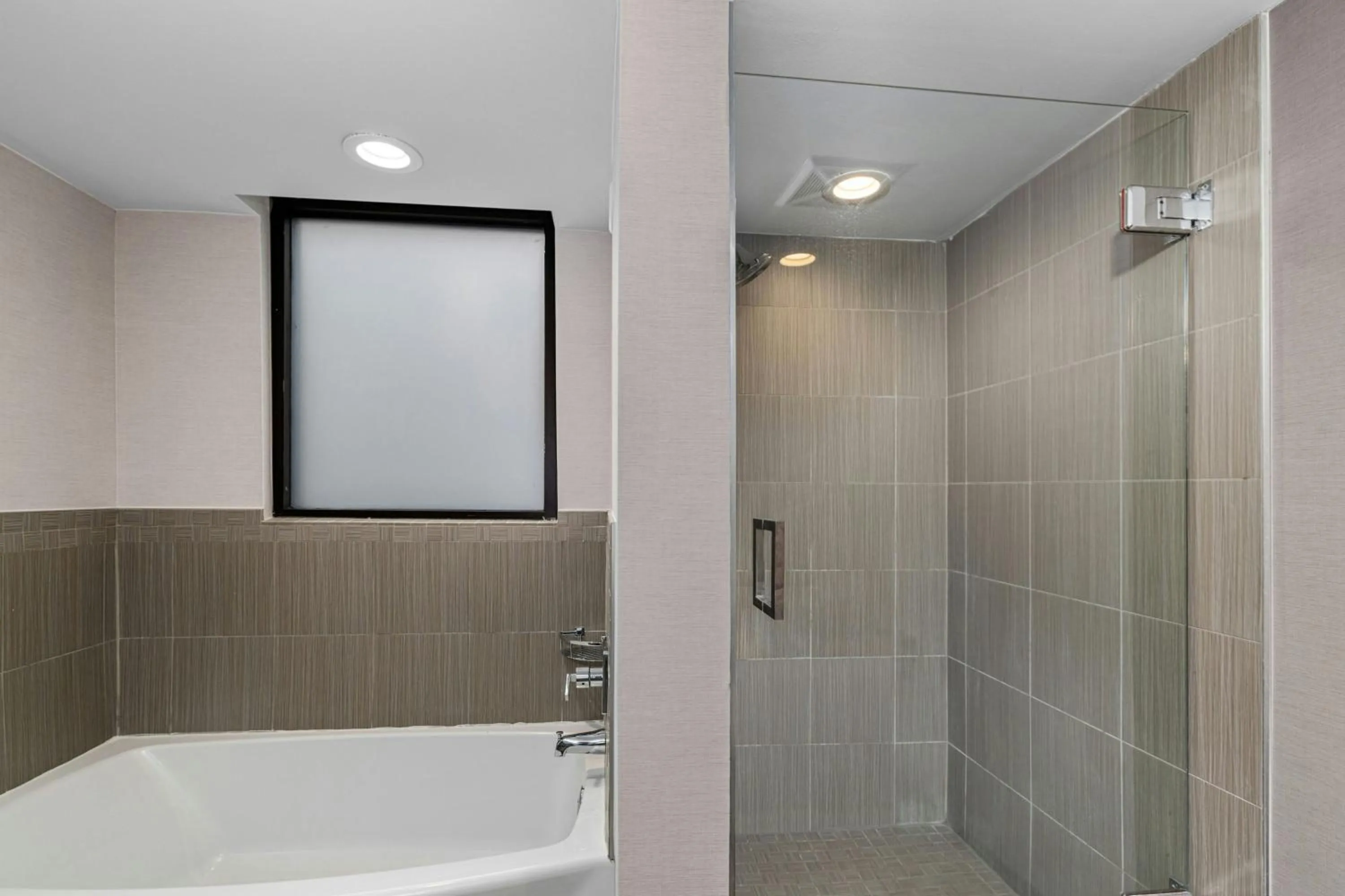 Photo of the whole room in Courtyard by Marriott Oxford