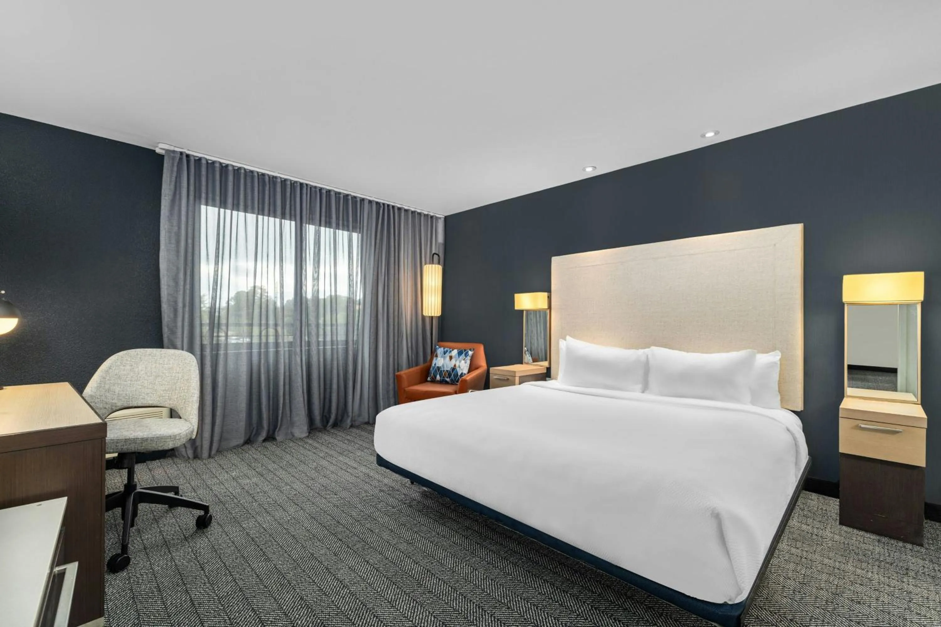 Photo of the whole room, Bed in Courtyard by Marriott Oxford